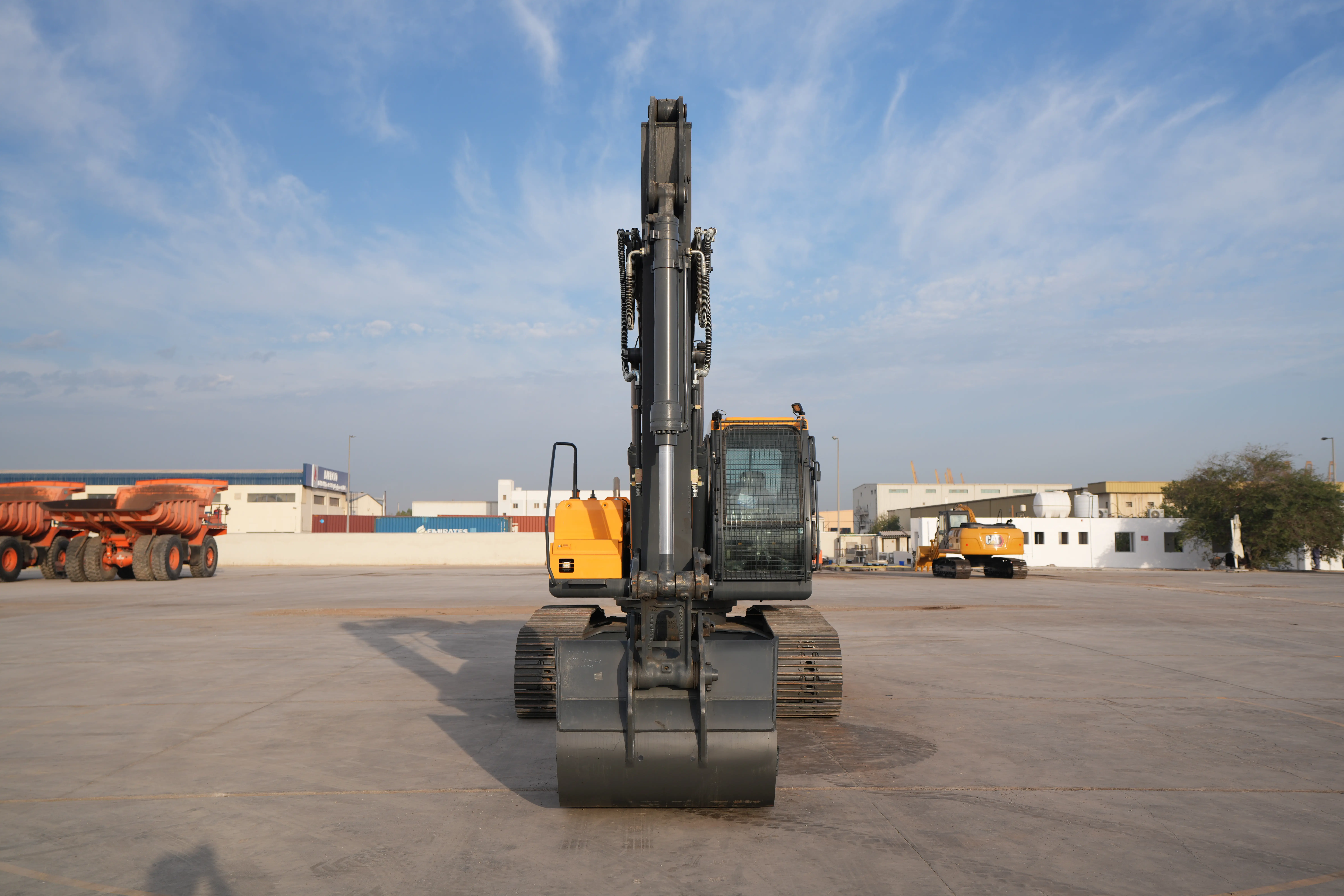 Product-Hyundai R220LS medium excavator-exterior