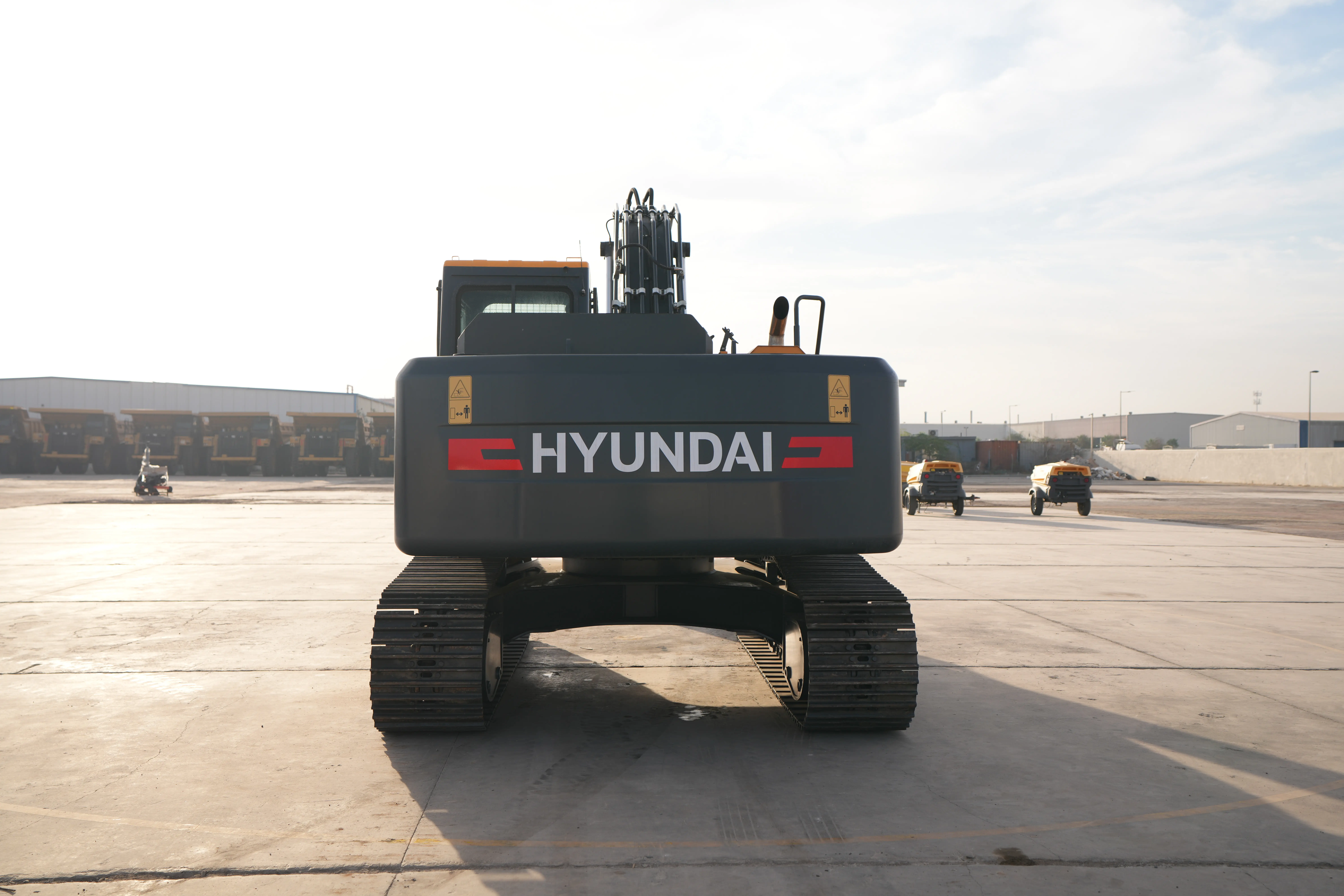 Product-Hyundai R220LS medium excavator-exterior