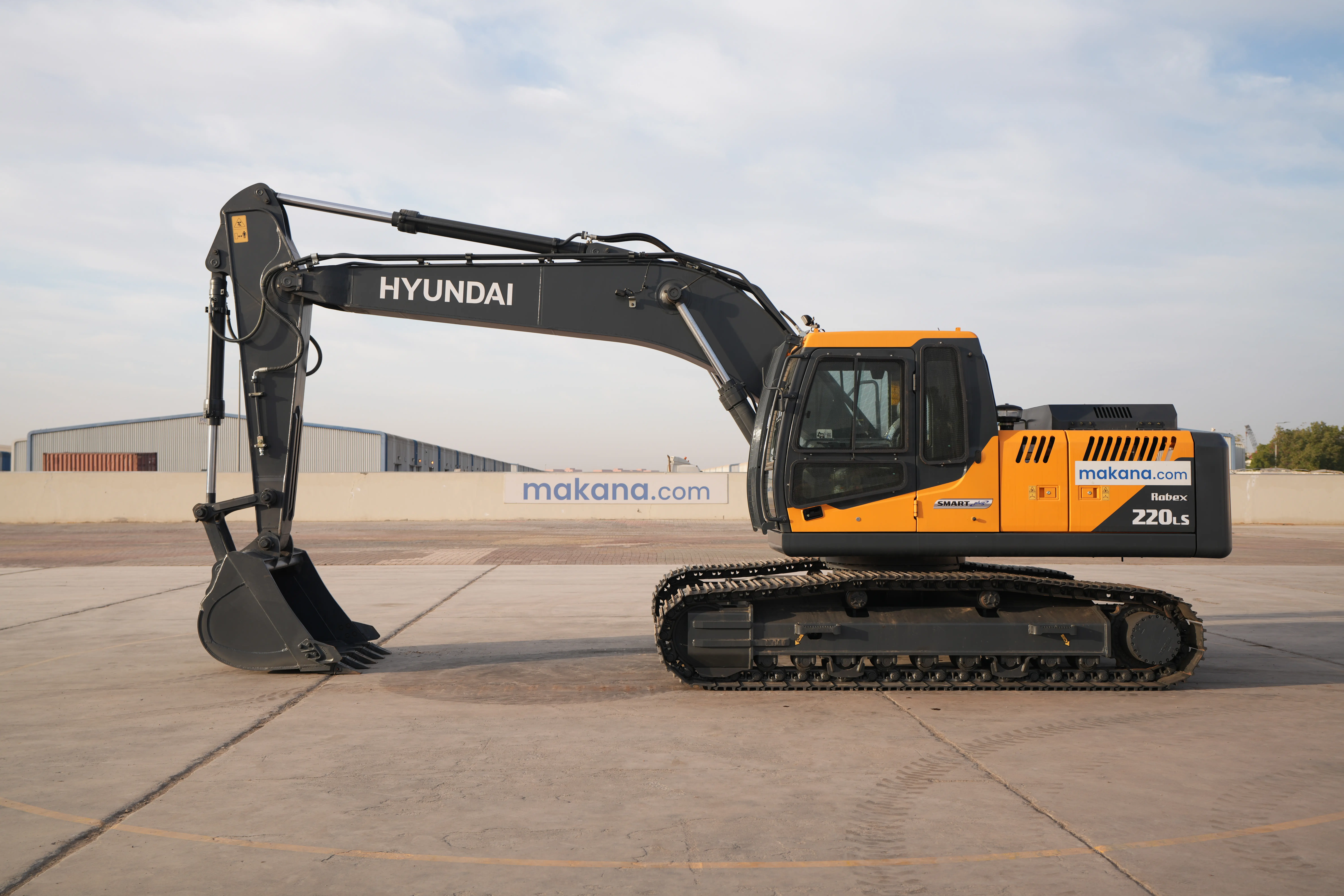 Product-Hyundai R220LS medium excavator-exterior