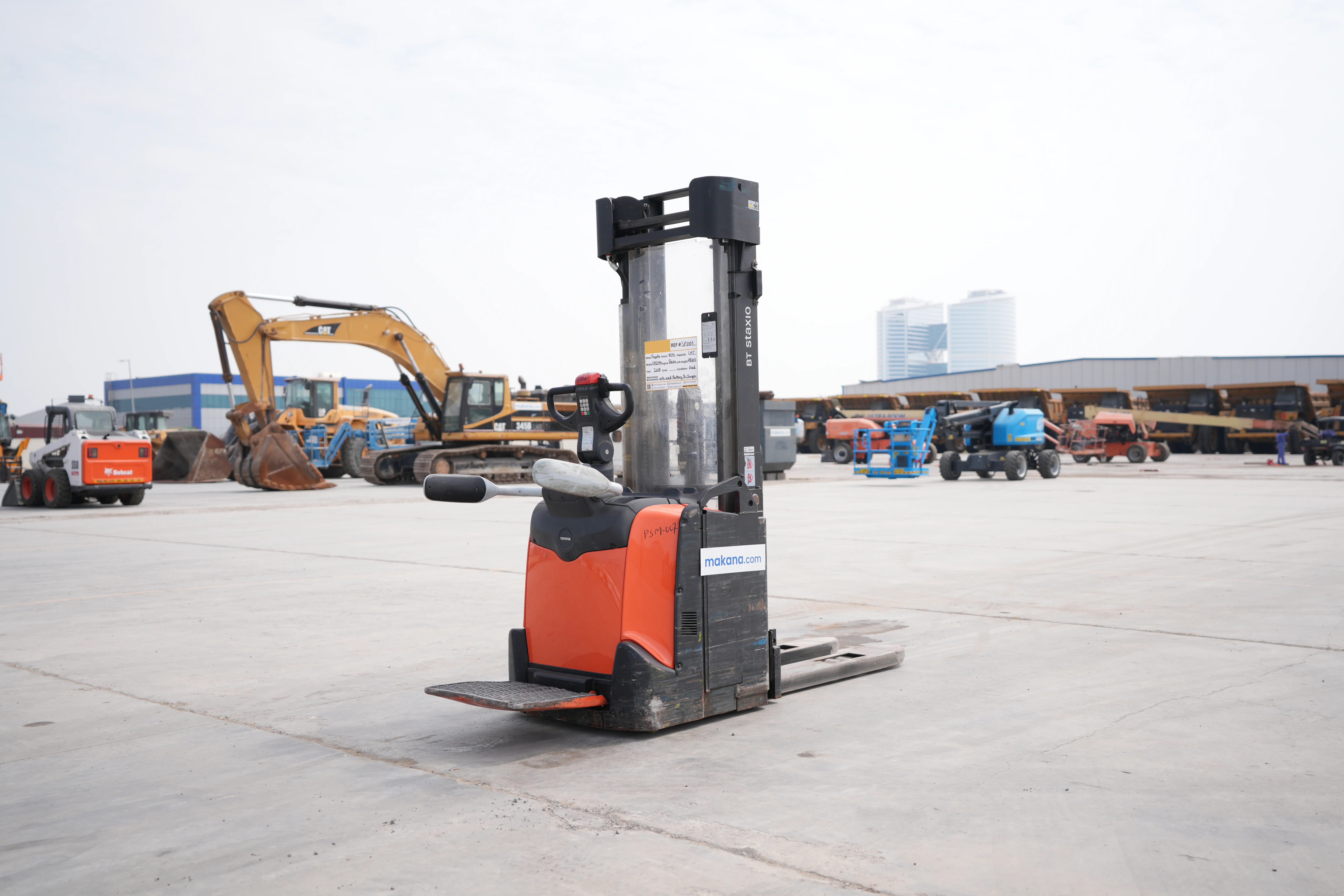 Product-Toyota Staxio SPE140 pallet stacker-exterior