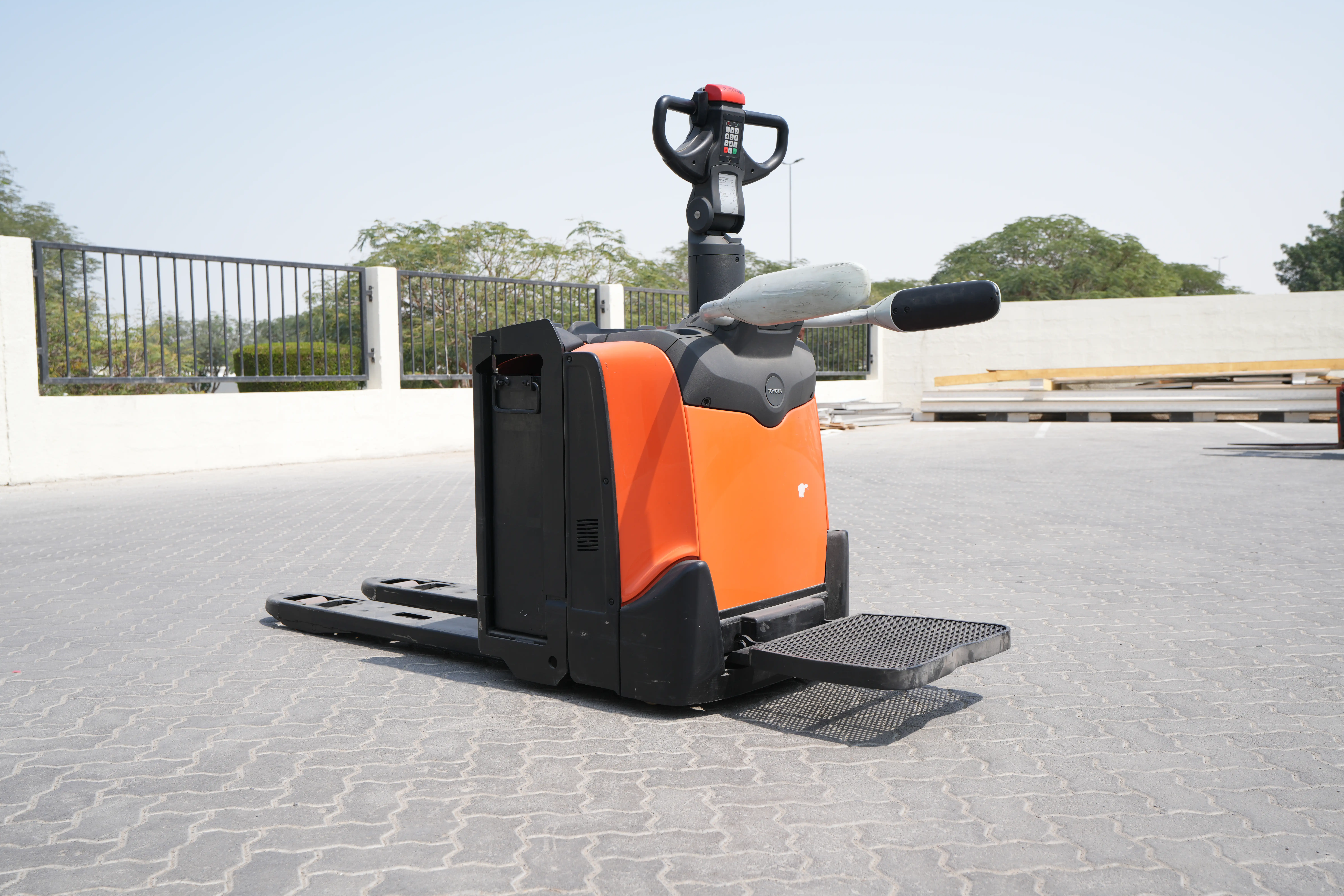 Product-2017 Toyota Levio LPE200 pallet truck-exterior