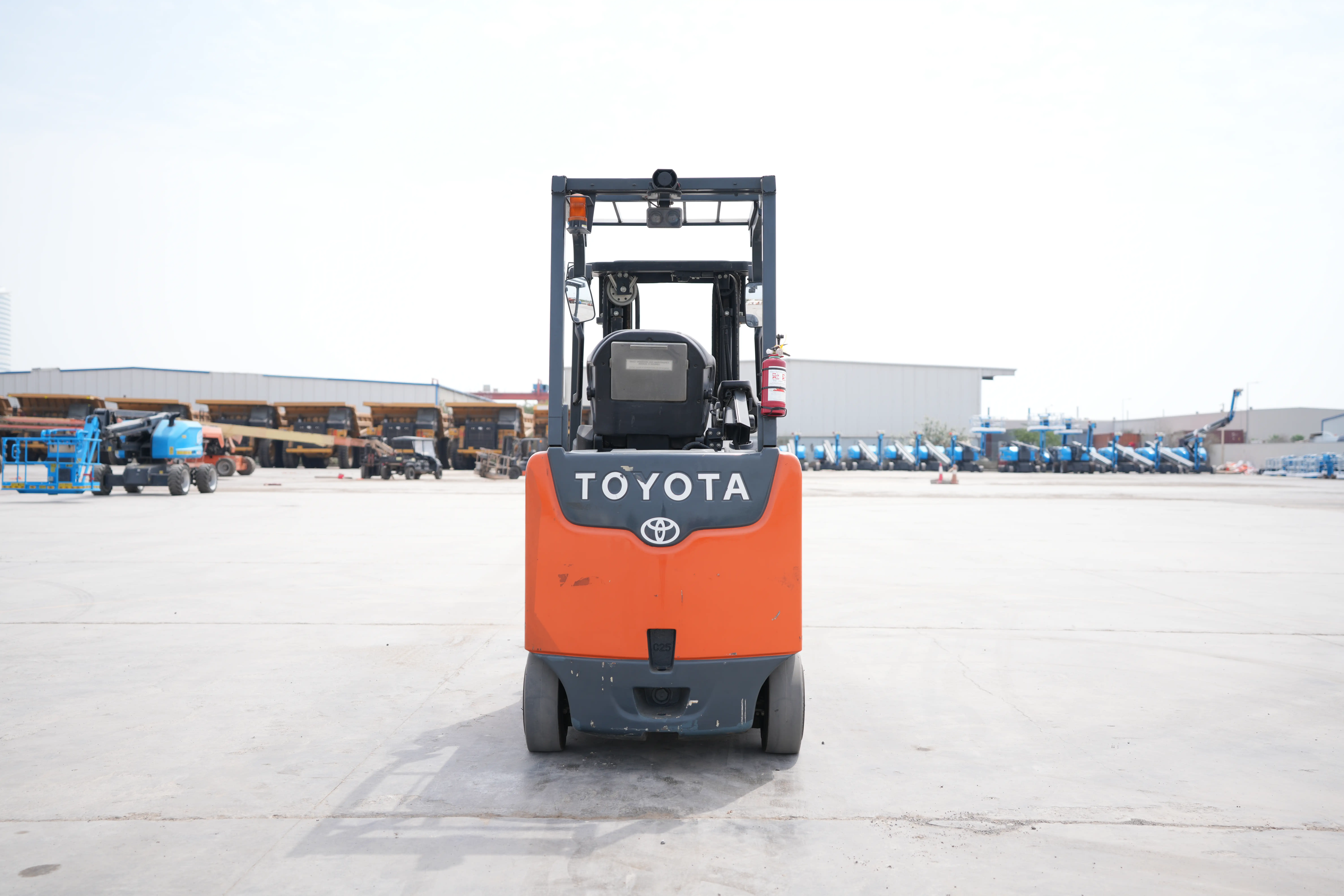 Product-Toyota 8FBCU25 electric forklift-exterior