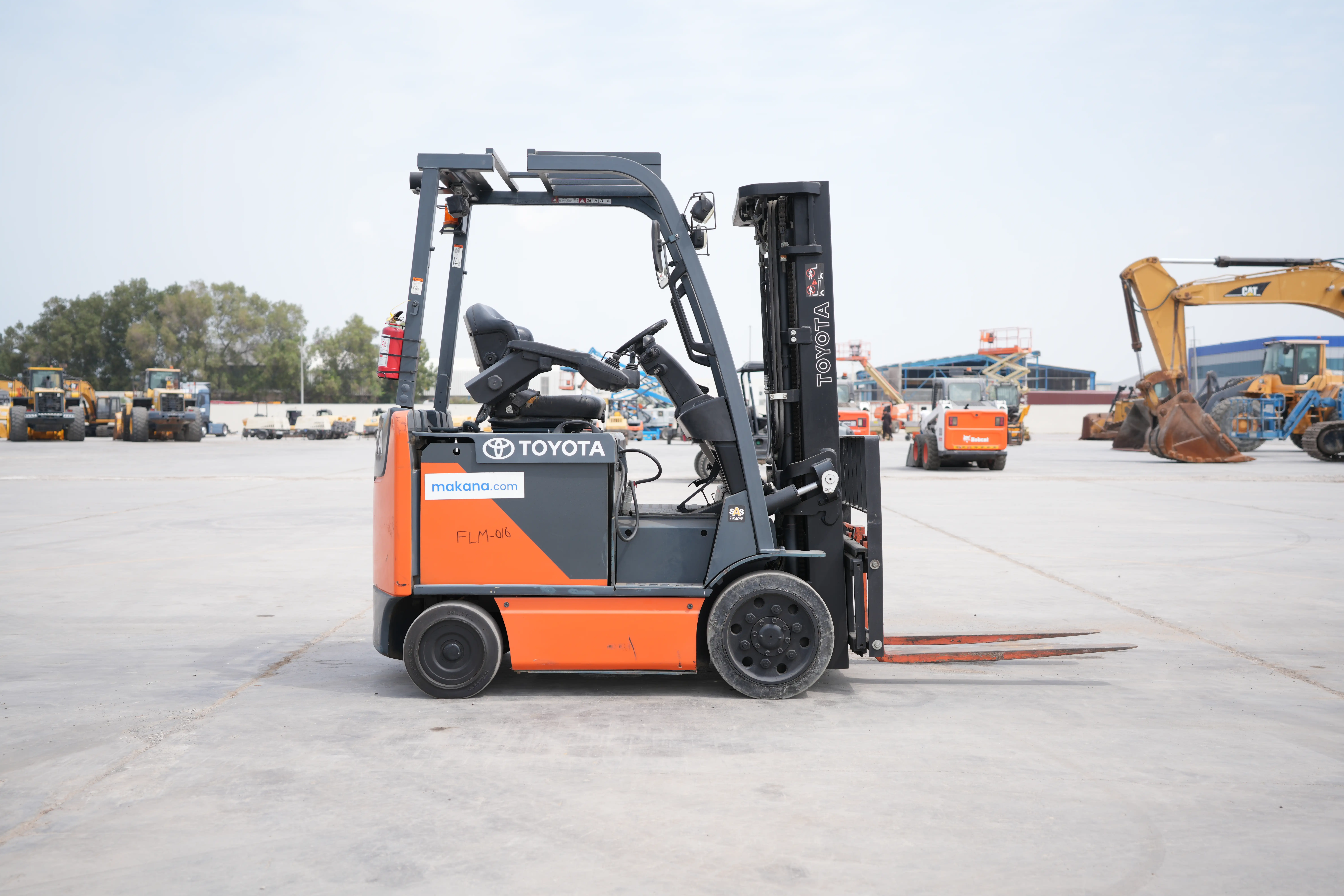 Product-Toyota 8FBCU25 electric forklift-exterior