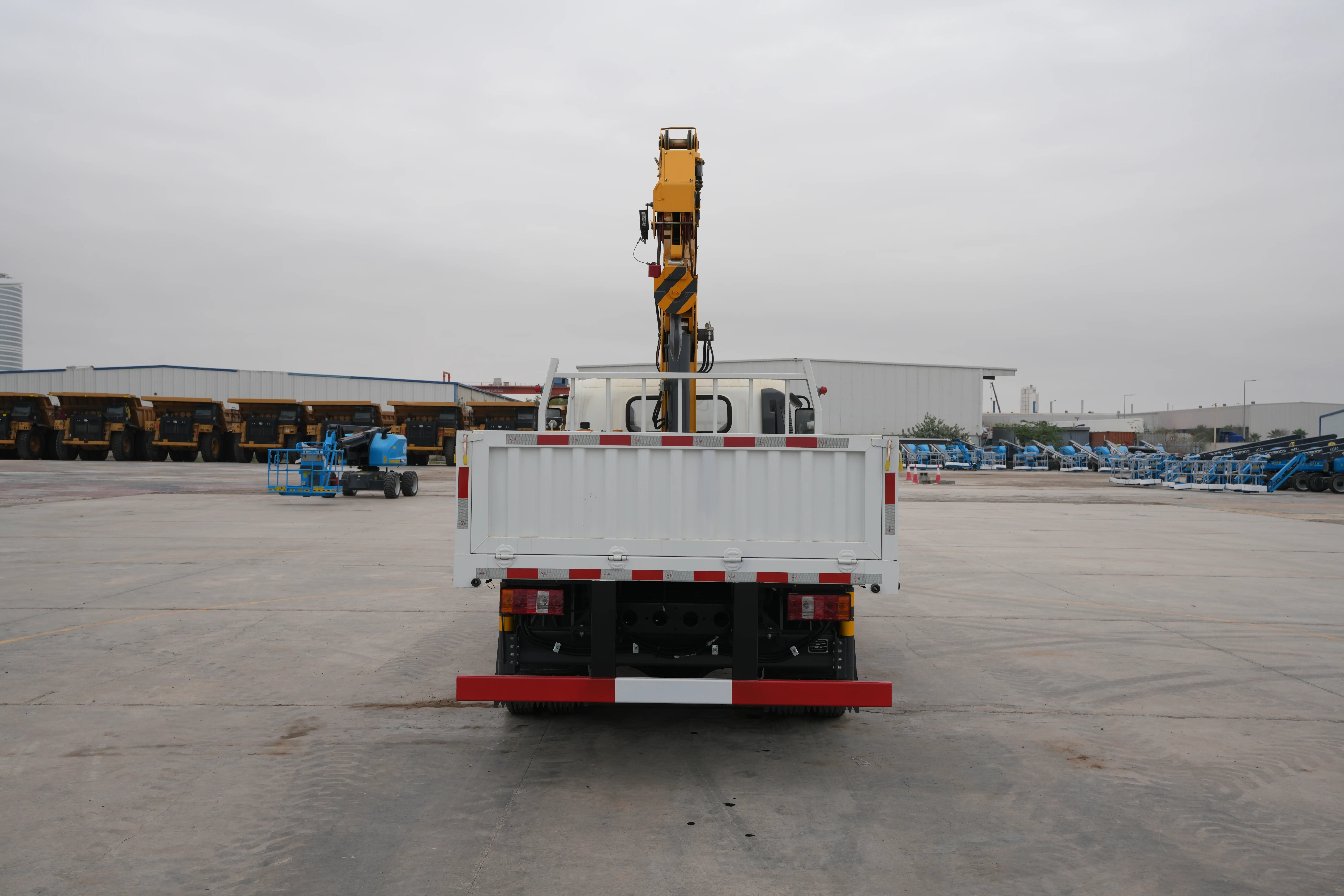 Product-XCMG SQS125 boom crane on FAC 4x2 truck-exterior