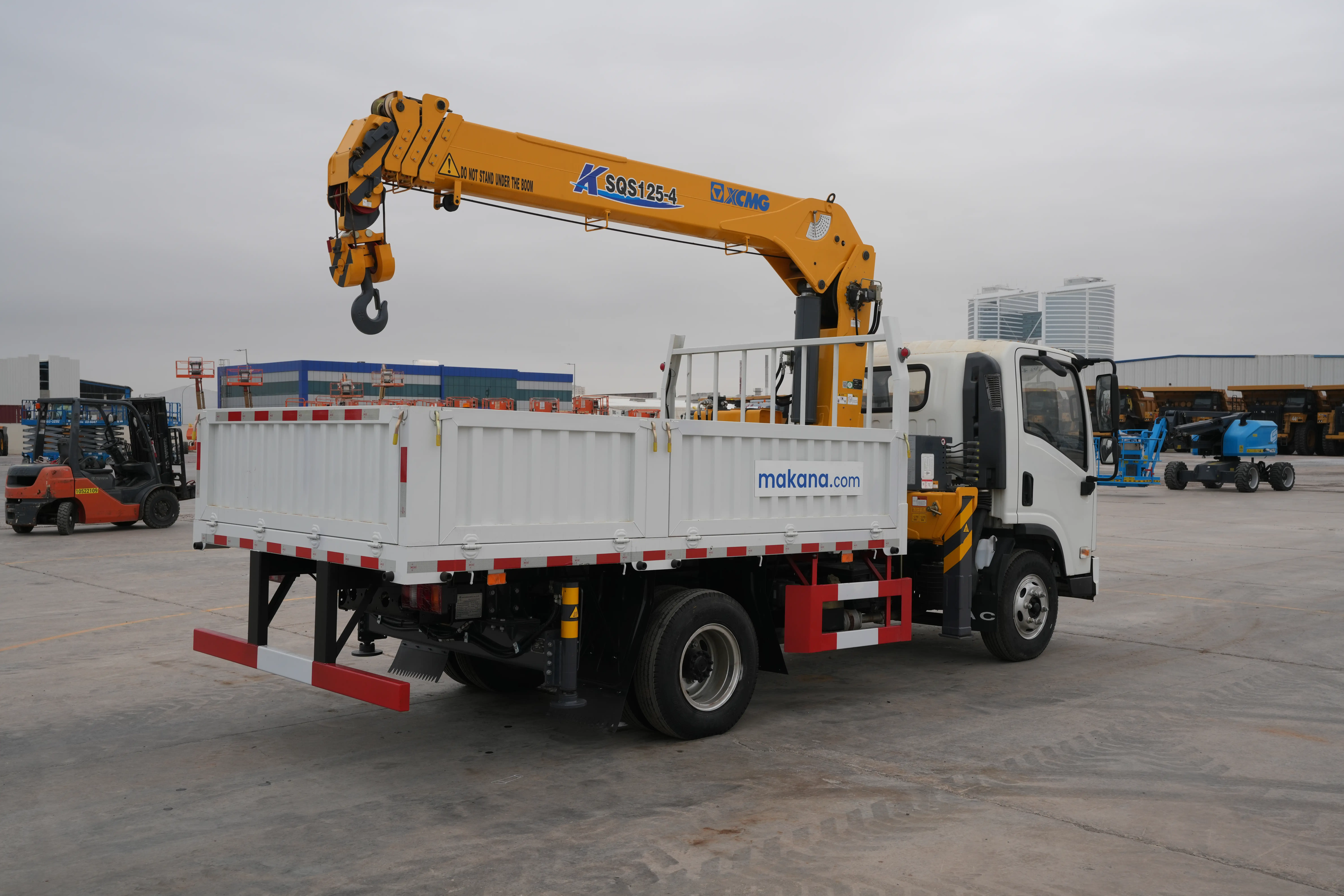 Product-XCMG SQS125 boom crane on FAC 4x2 truck-exterior