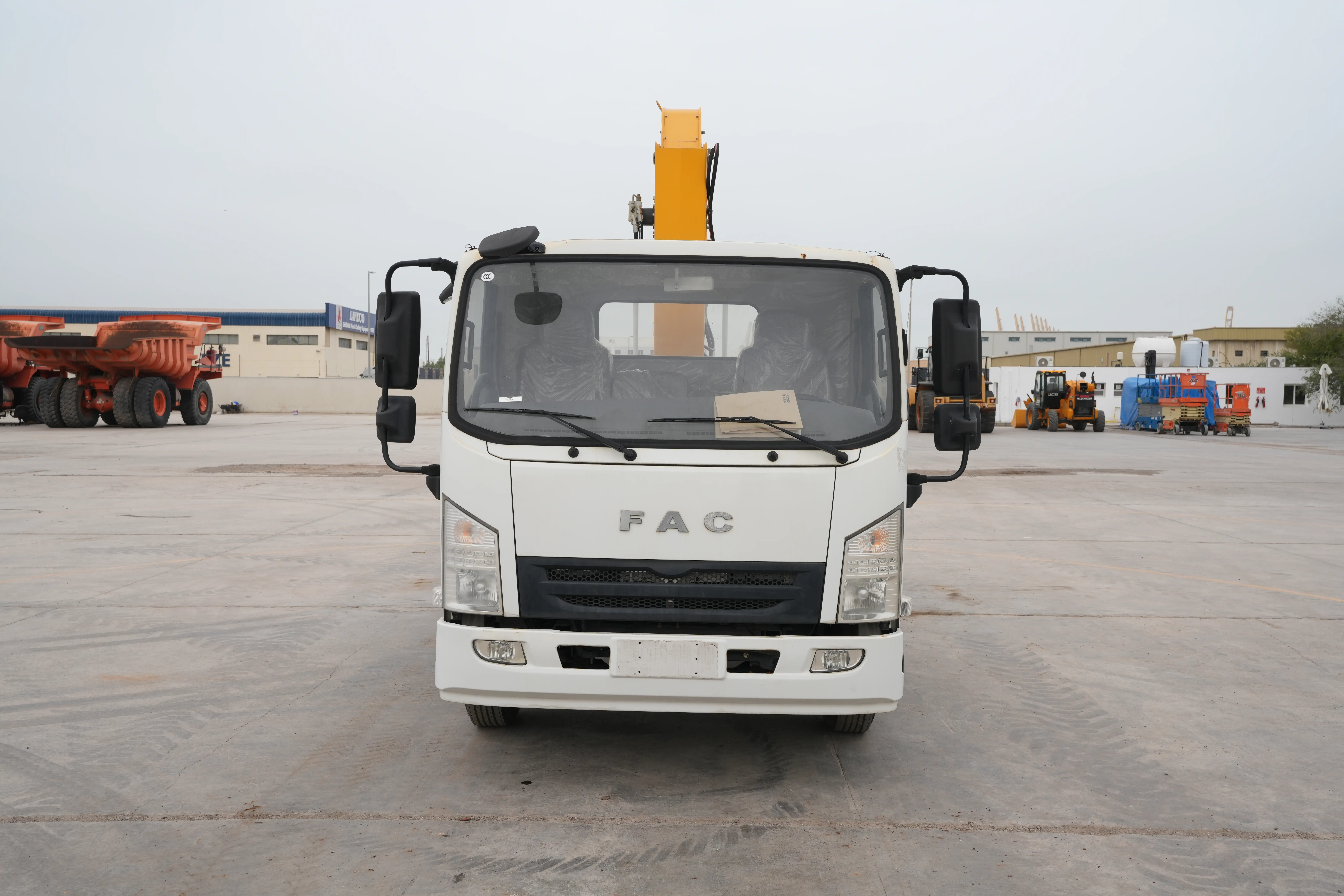 Product-XCMG SQS125 boom crane on FAC 4x2 truck-exterior
