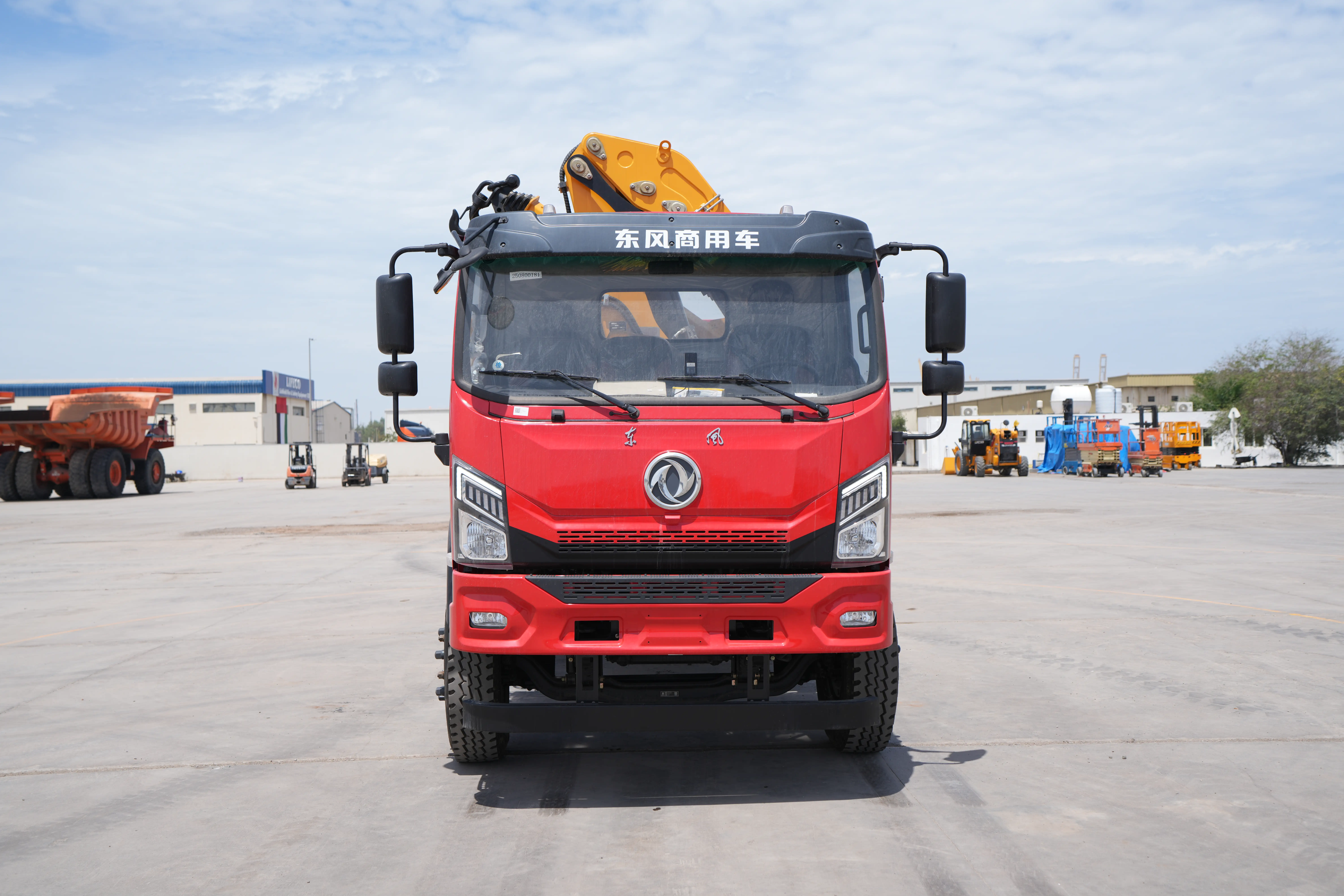 Product-XCMG SQZ200 boom crane on Dongfeng 4x2 truck-exterior
