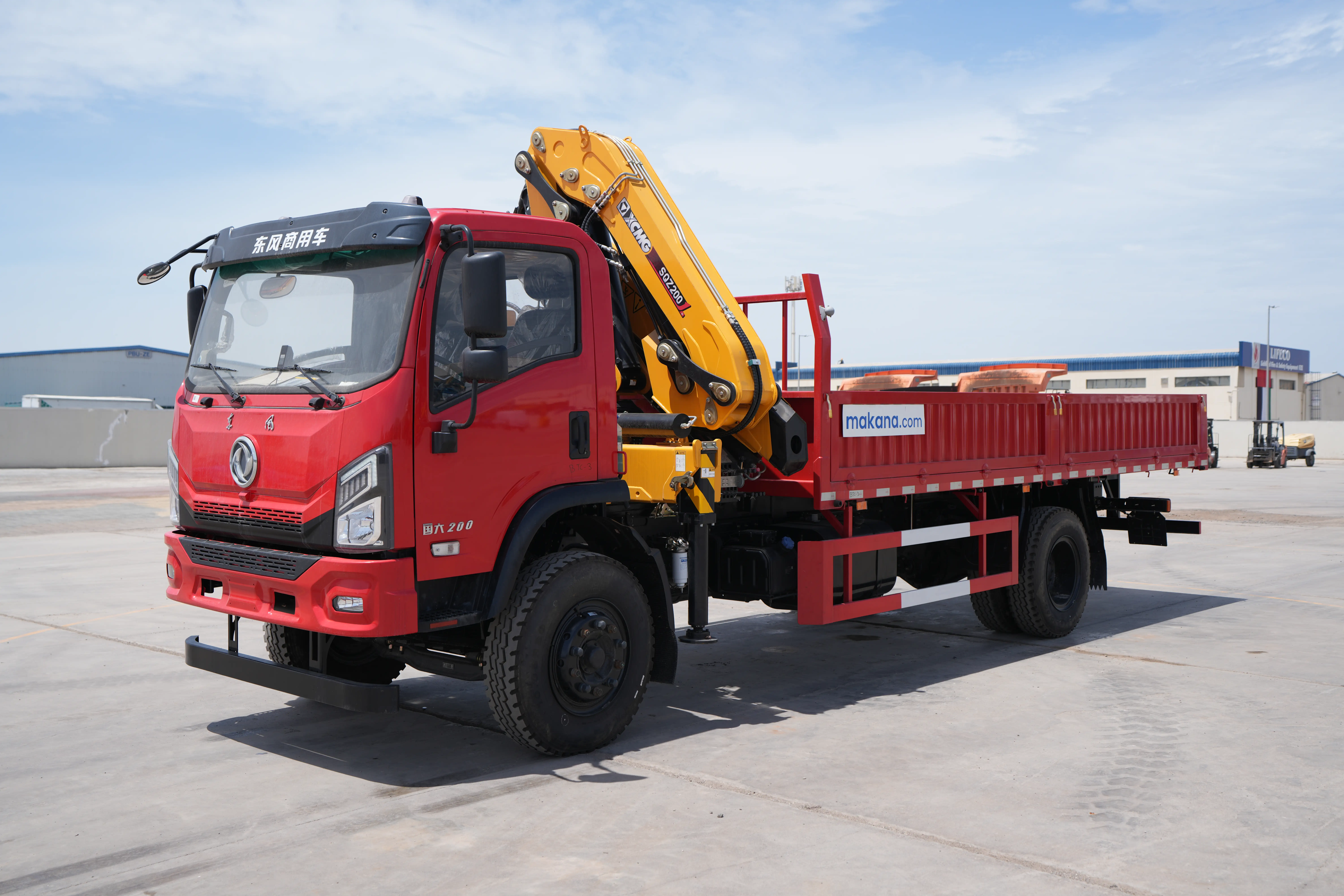 Product-XCMG SQZ200 boom crane on Dongfeng 4x2 truck-exterior