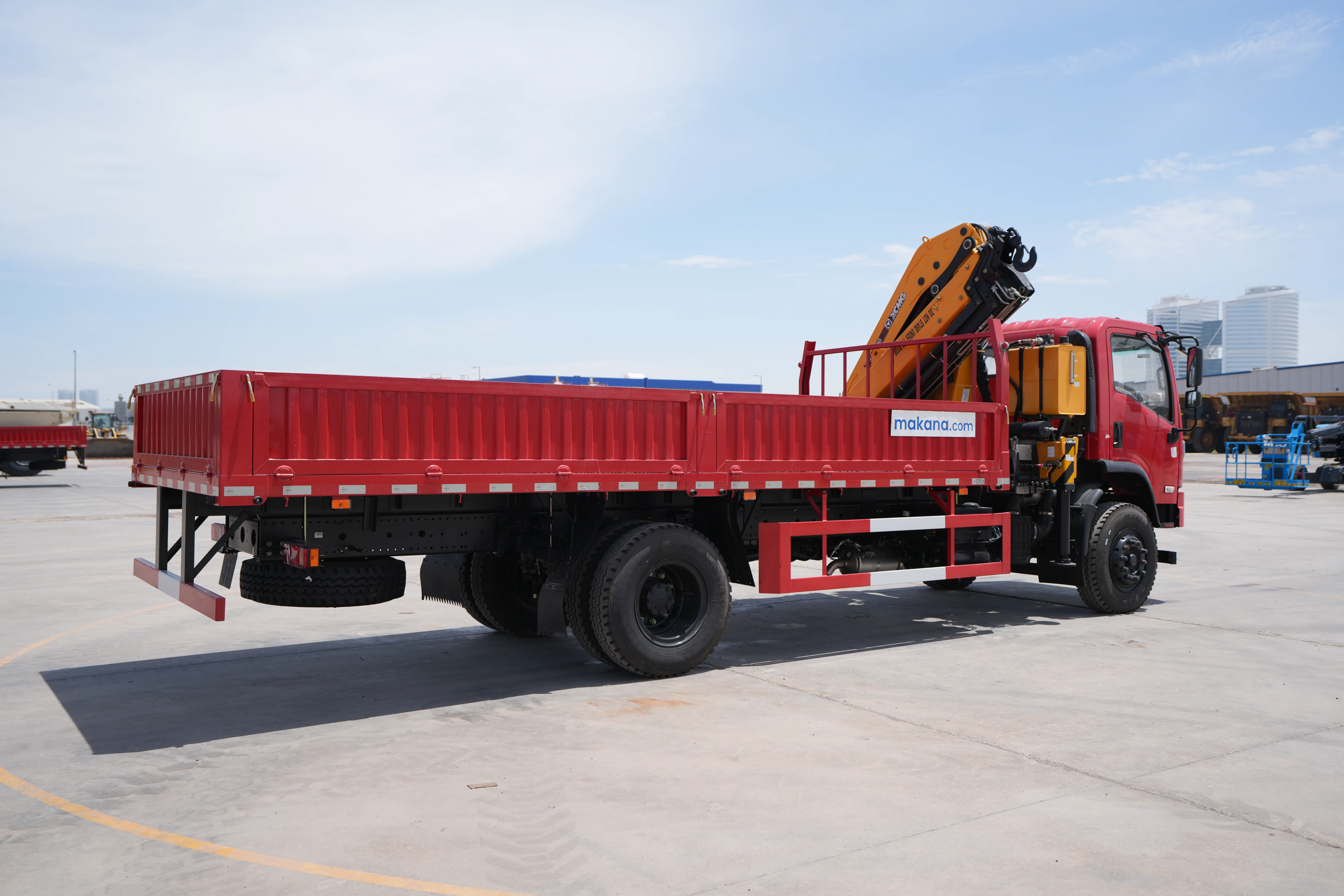 Product-XCMG SQZ200 boom crane on Dongfeng 4x2 truck-exterior