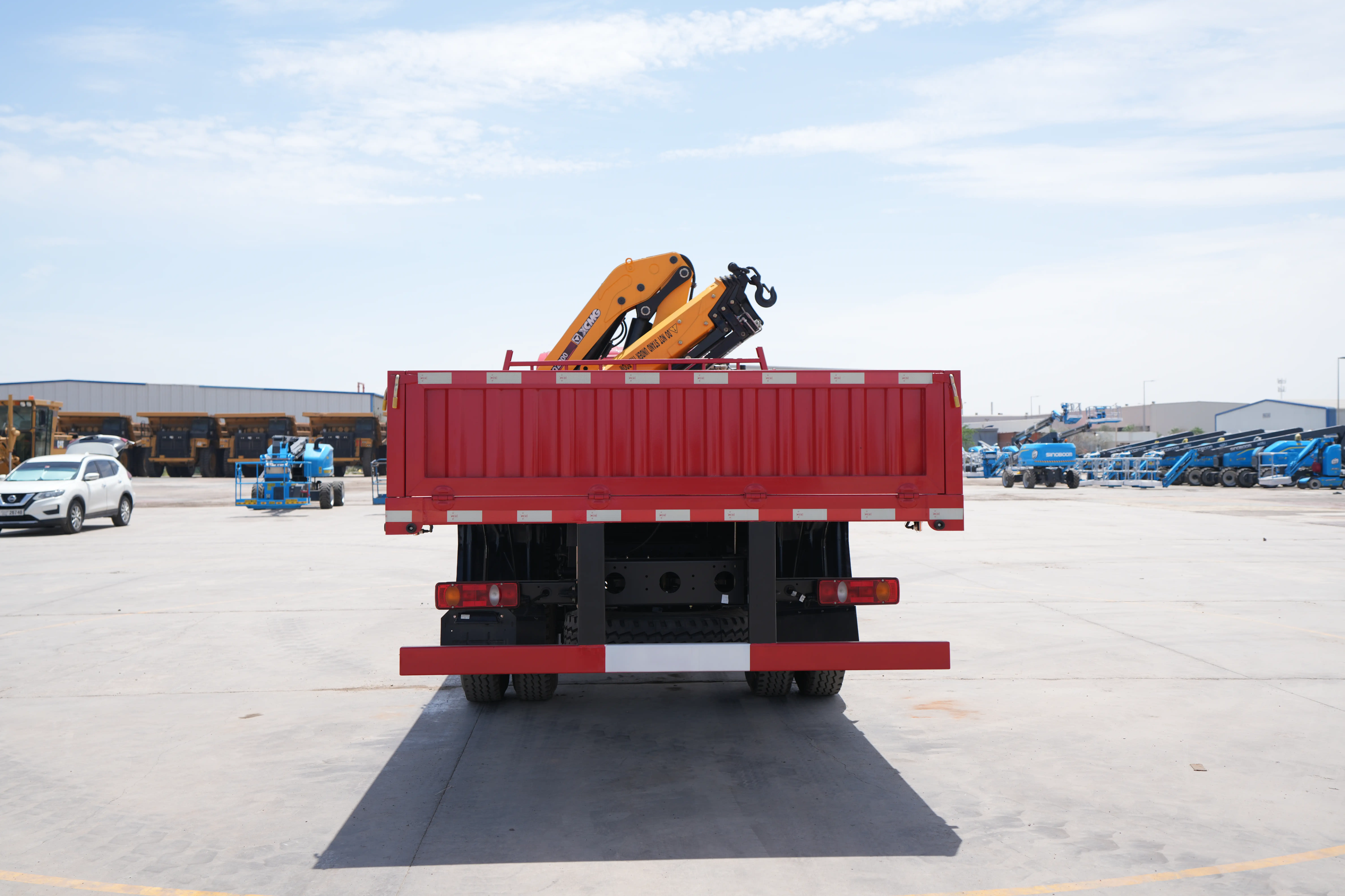 Product-XCMG SQZ200 boom crane on Dongfeng 4x2 truck-exterior