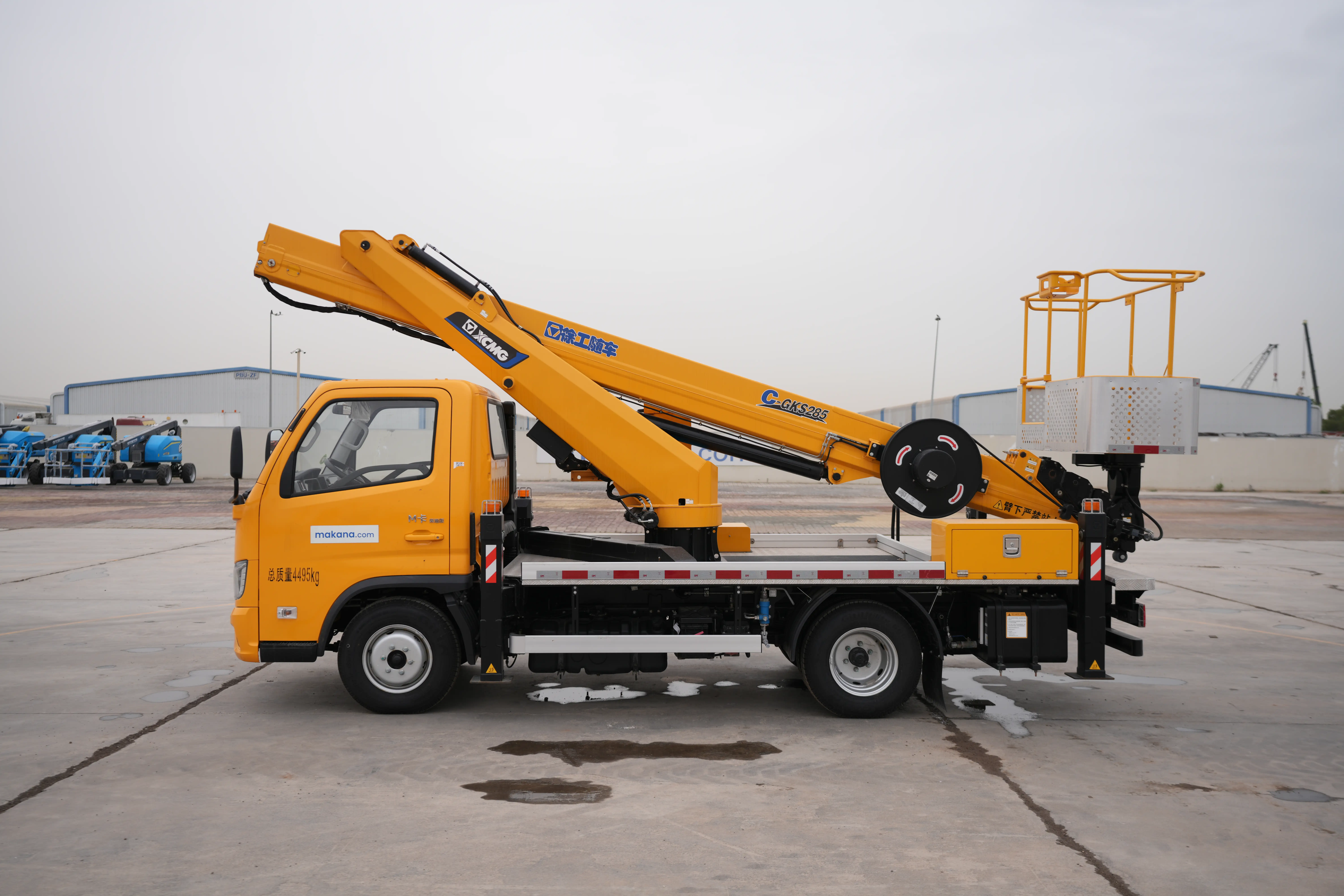 Product-XCMG GKS285 boom lift on Foton 4x2 flatbed truck-exterior
