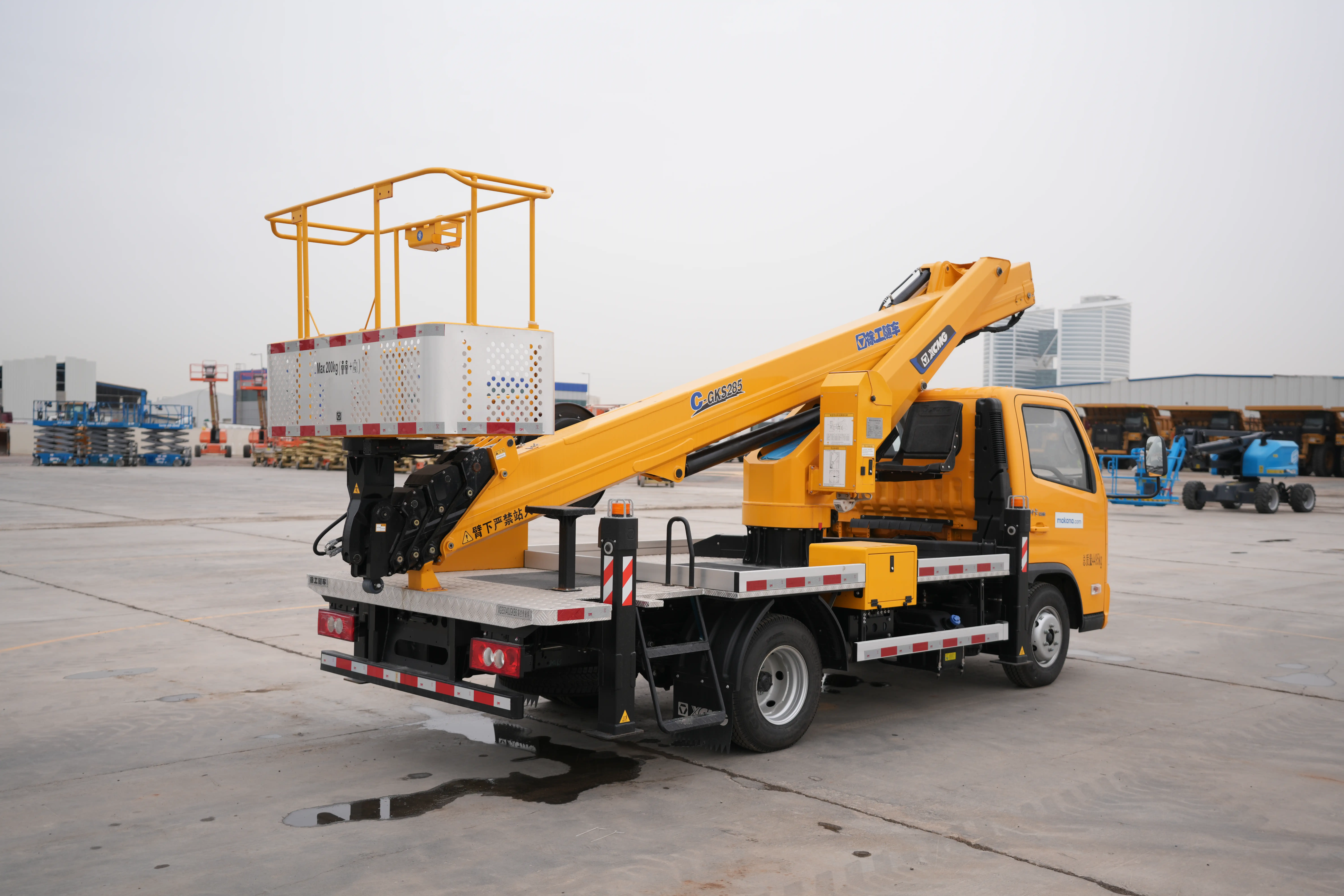 Product-XCMG GKS285 boom lift on Foton 4x2 flatbed truck-exterior