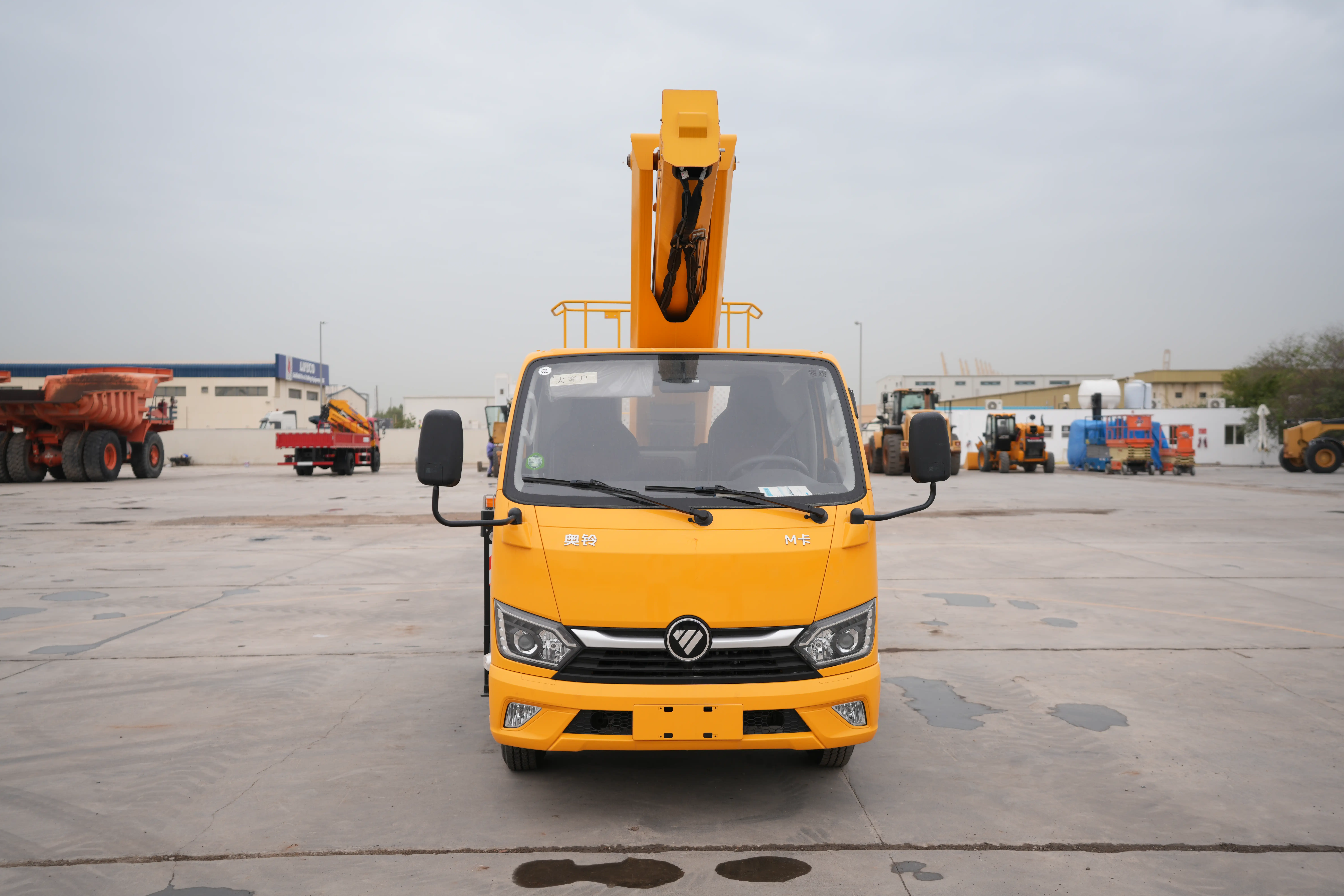 Product-XCMG GKS285 boom lift on Foton 4x2 flatbed truck-exterior