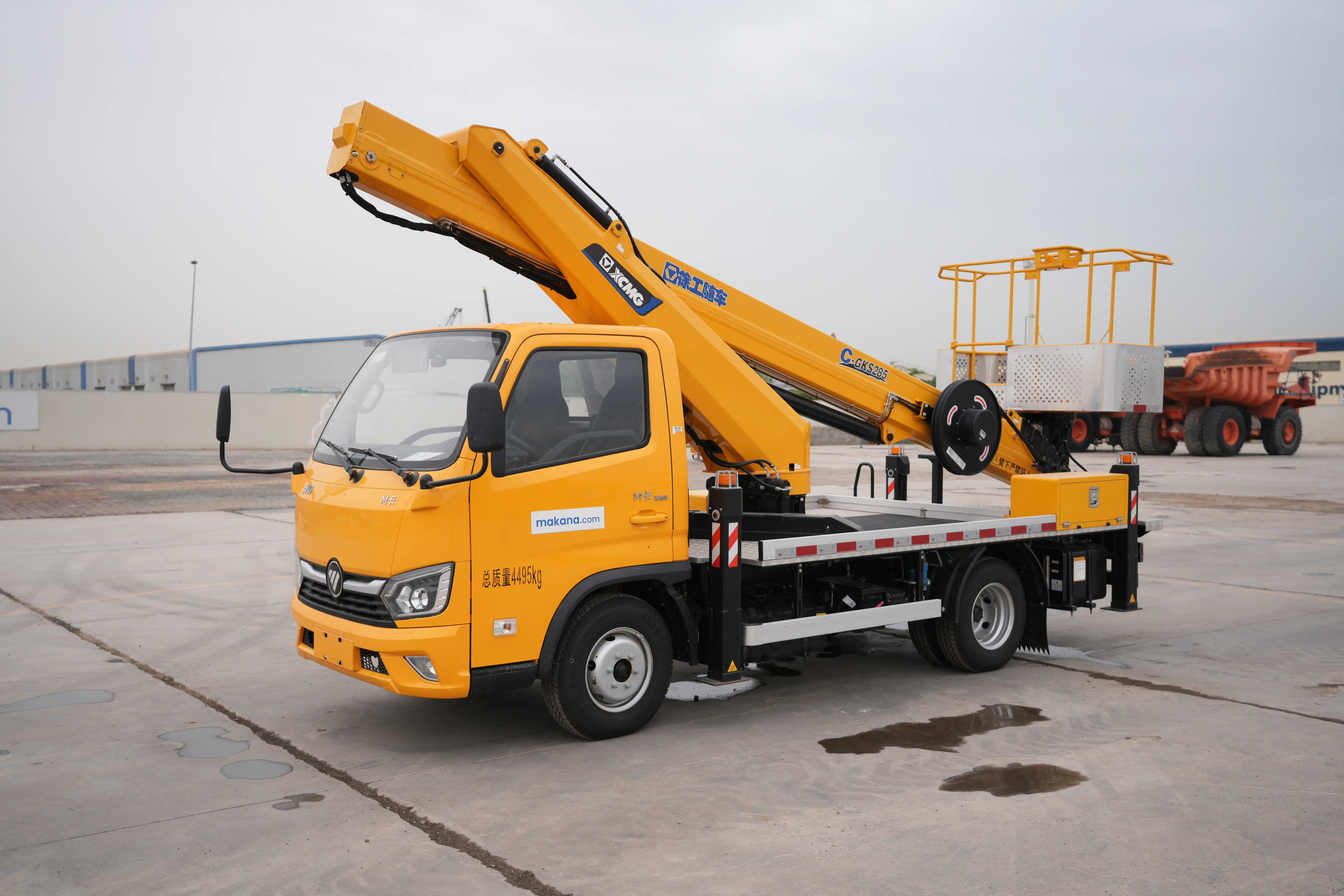 Product-XCMG GKS285 boom lift on Foton 4x2 flatbed truck-exterior