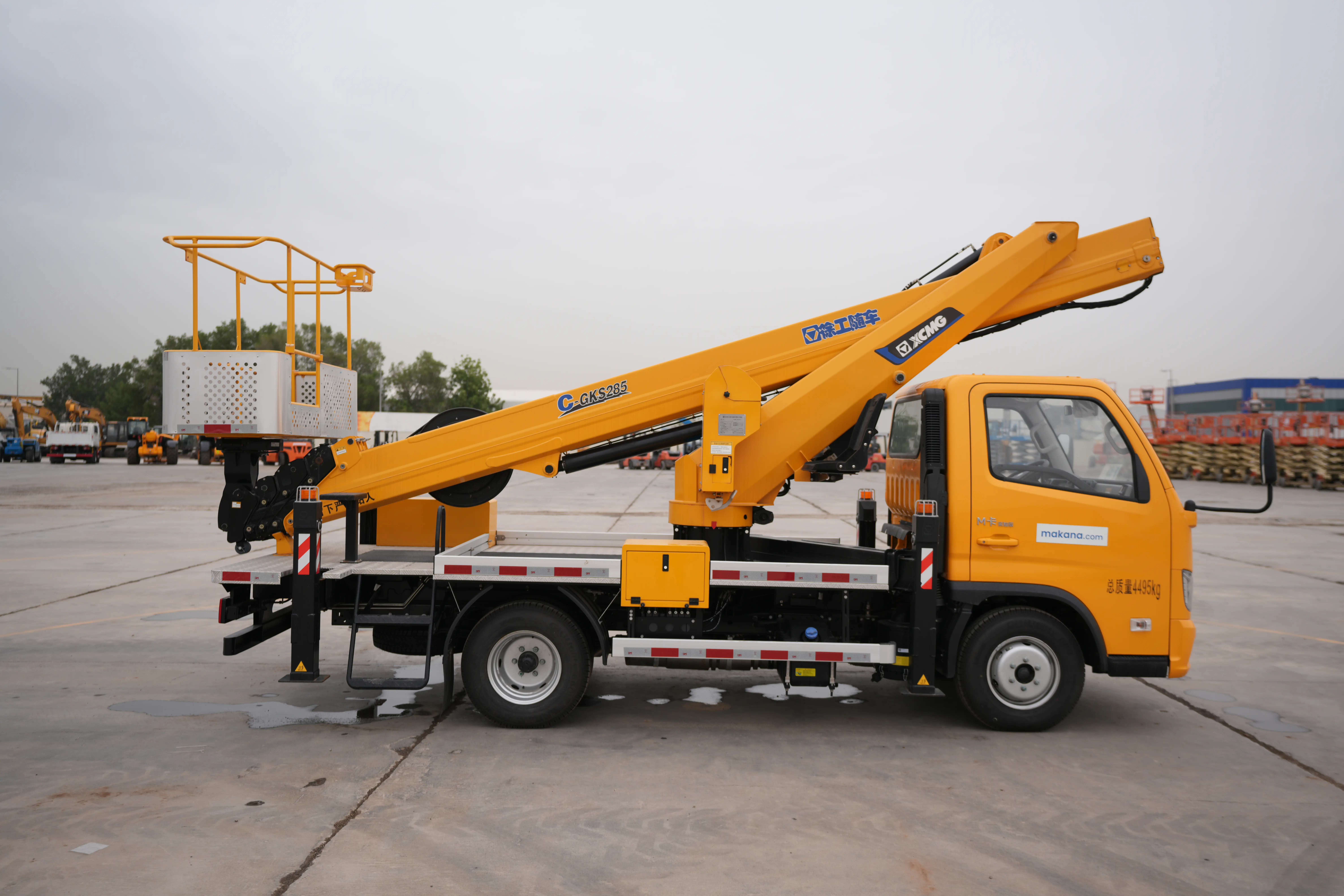 Product-XCMG GKS285 boom lift on Foton 4x2 flatbed truck-exterior
