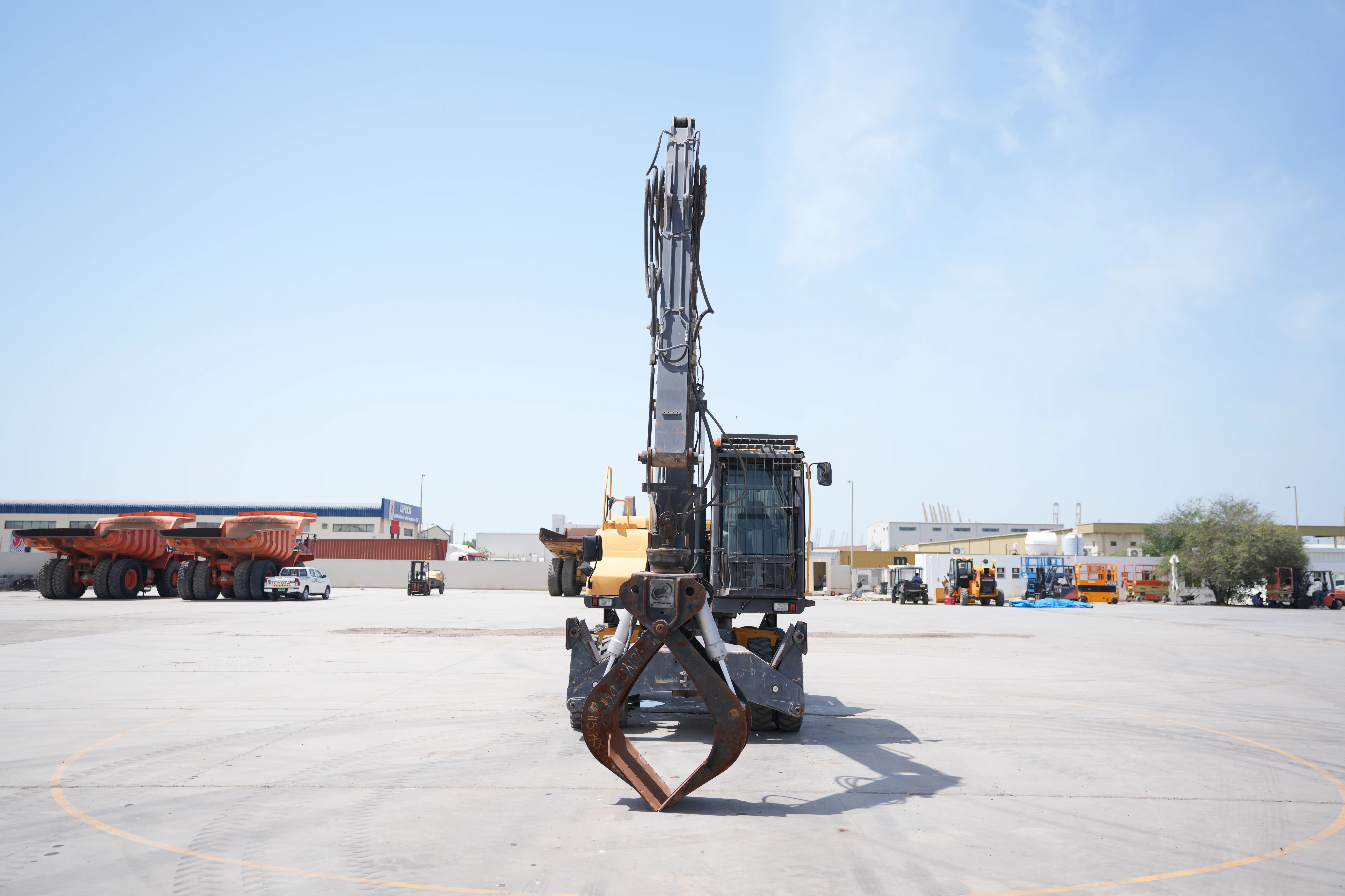 Product-Volvo EW160D wheel excavator with grab-exterior
