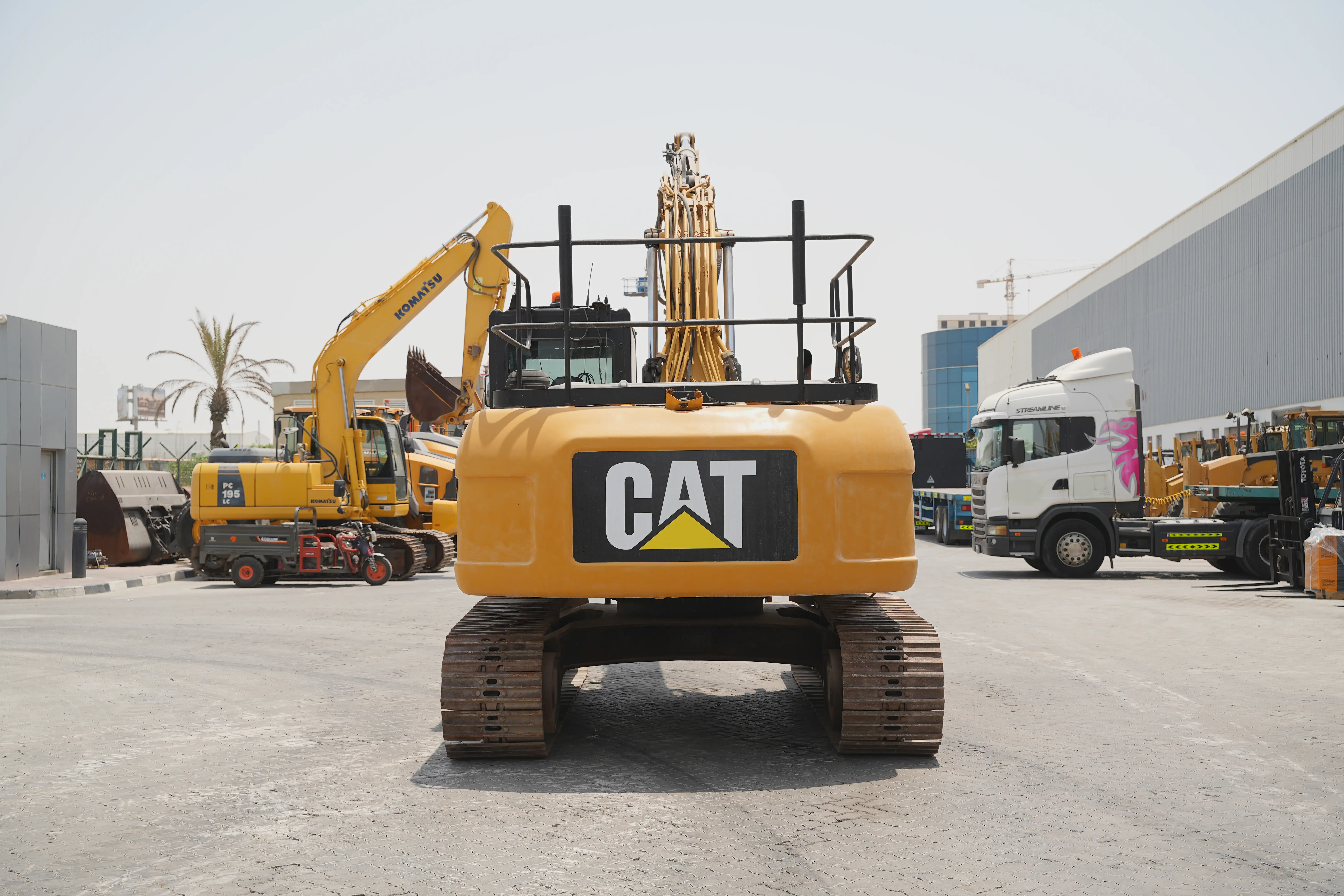 Product-Cat-320D-L-medium-excavator-exterior