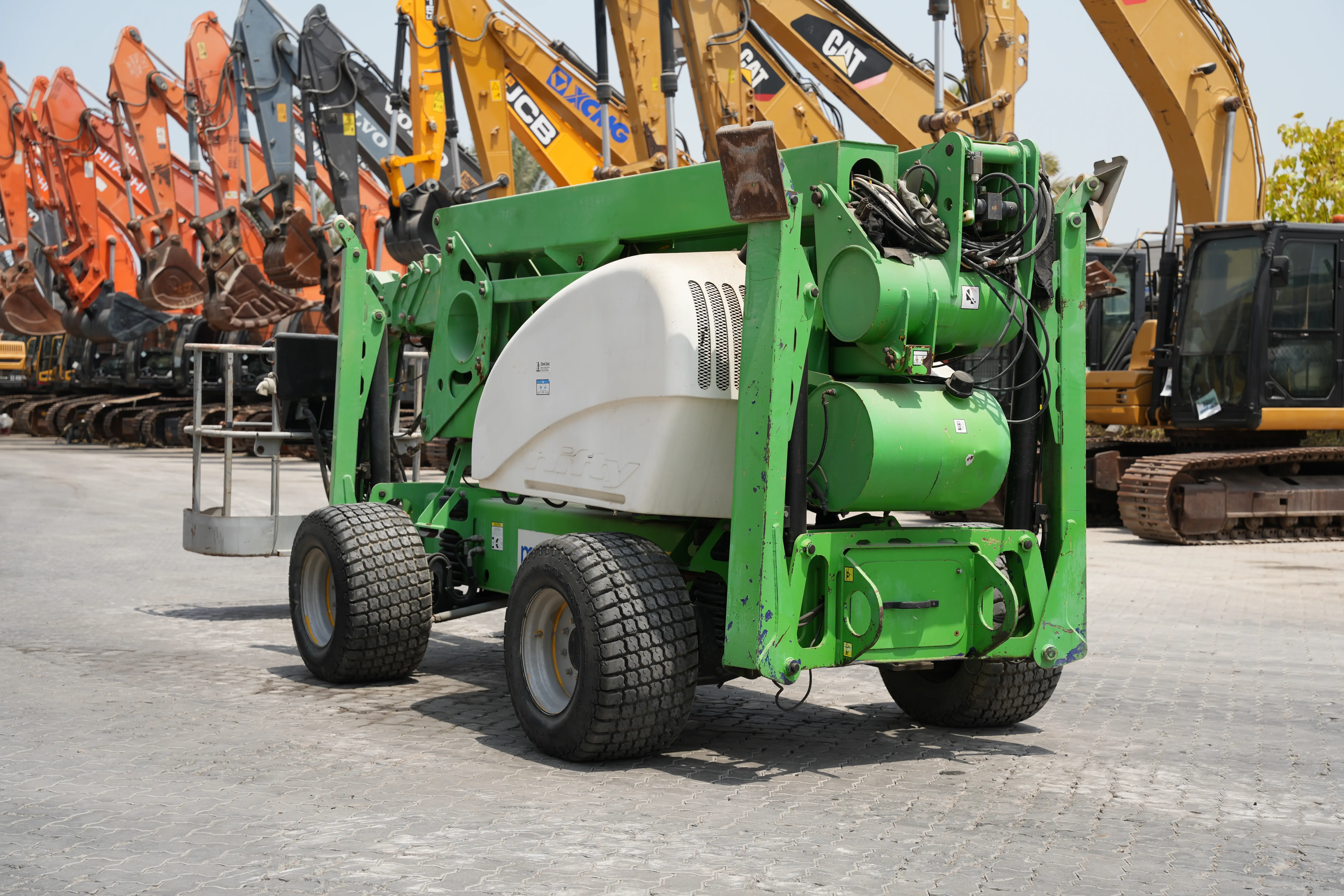 Product-Nifty-210SD-diesel-articulated-boom-lift-exterior