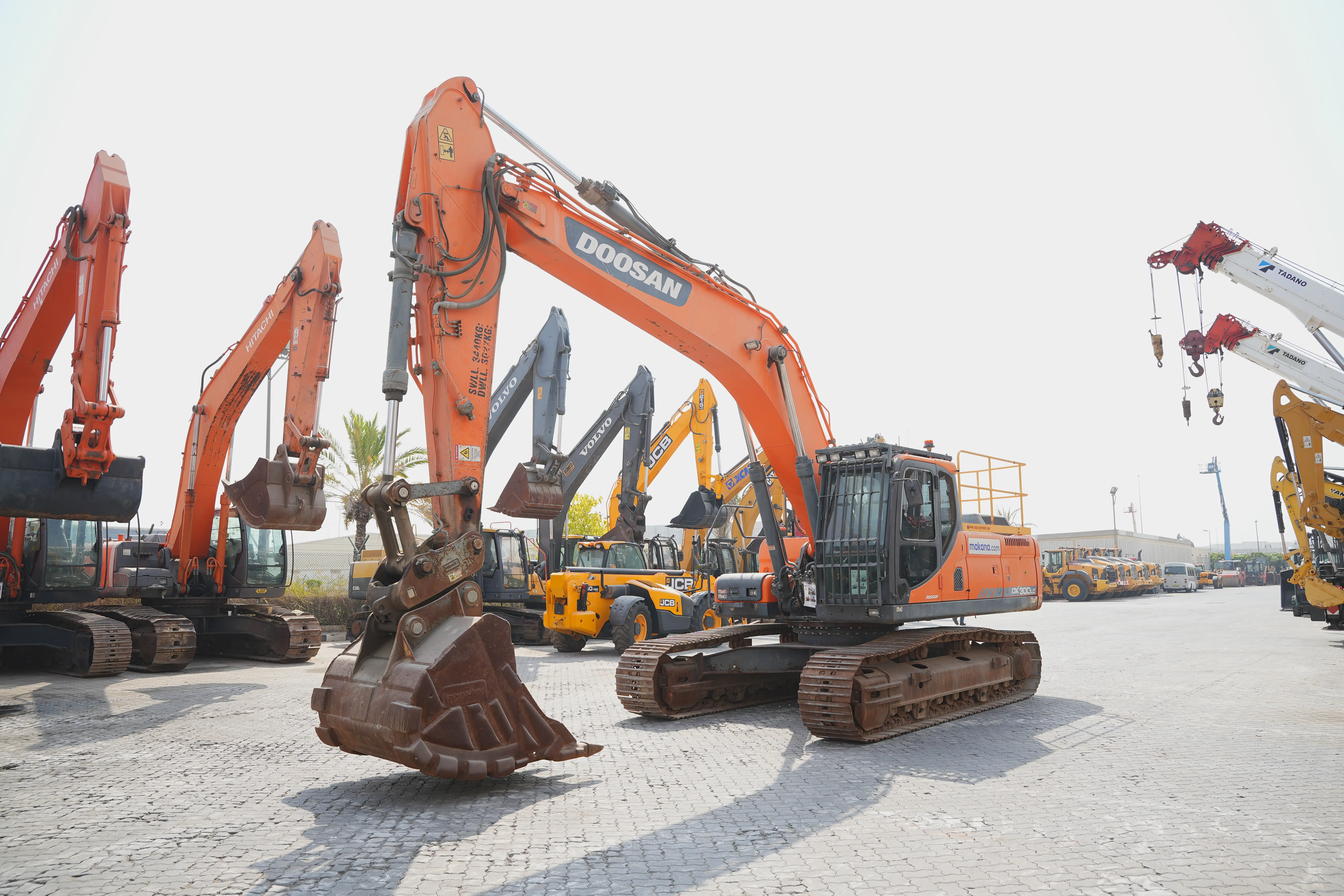 Product-حفارة-متوسطة-دوسان-DX300LC-exterior