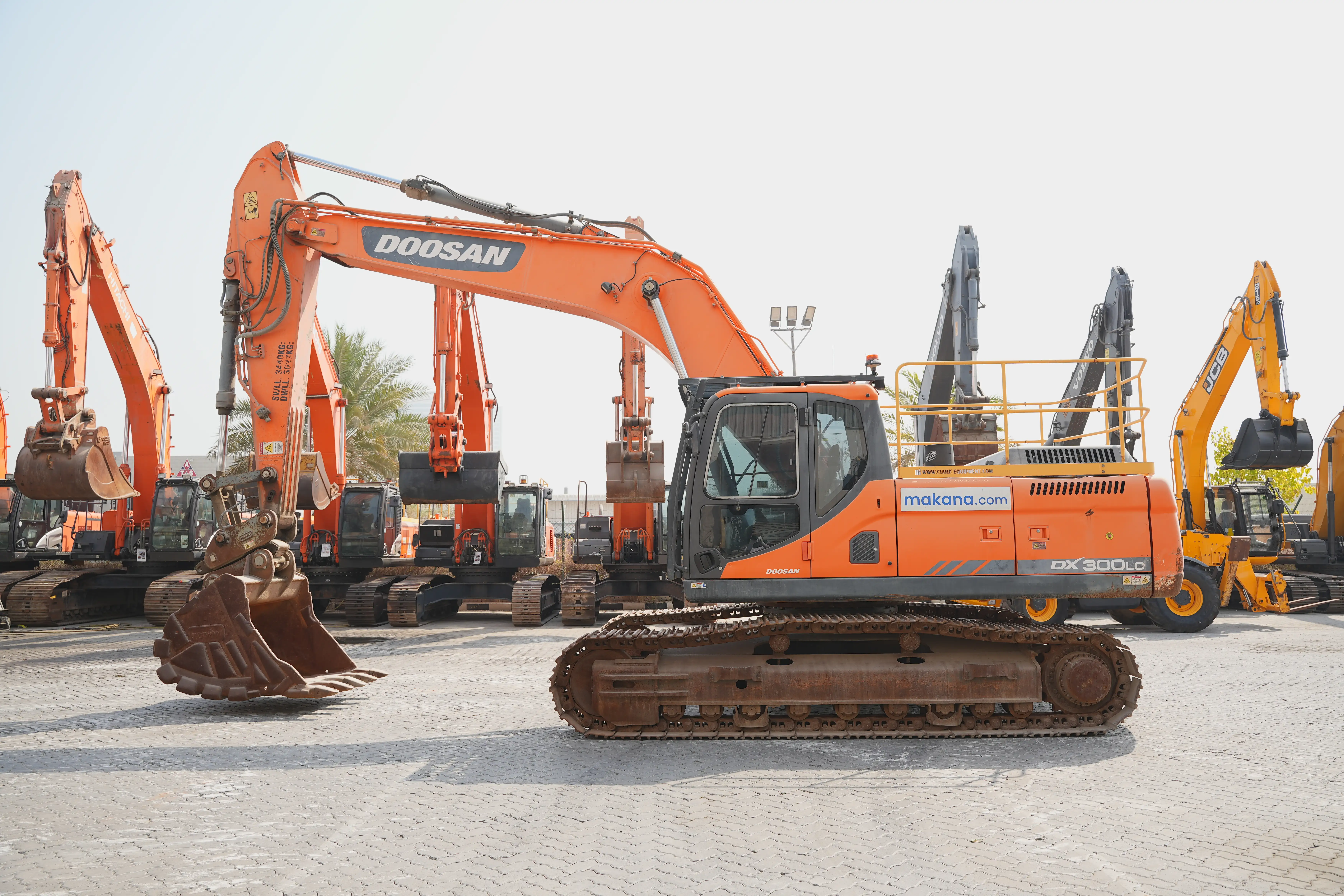 Product-حفارة-متوسطة-دوسان-DX300LC-exterior