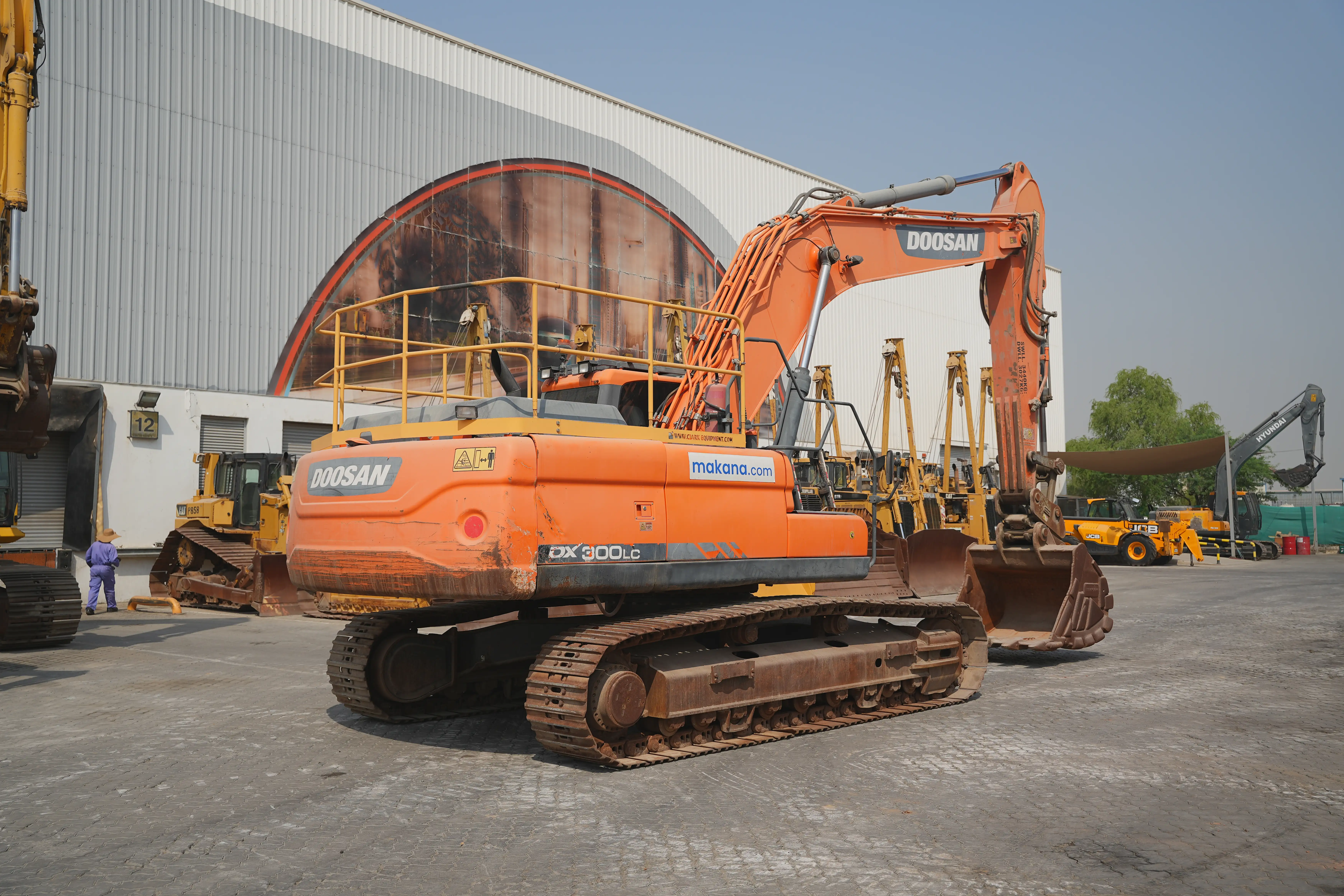 Product-حفارة-متوسطة-دوسان-DX300LC-exterior