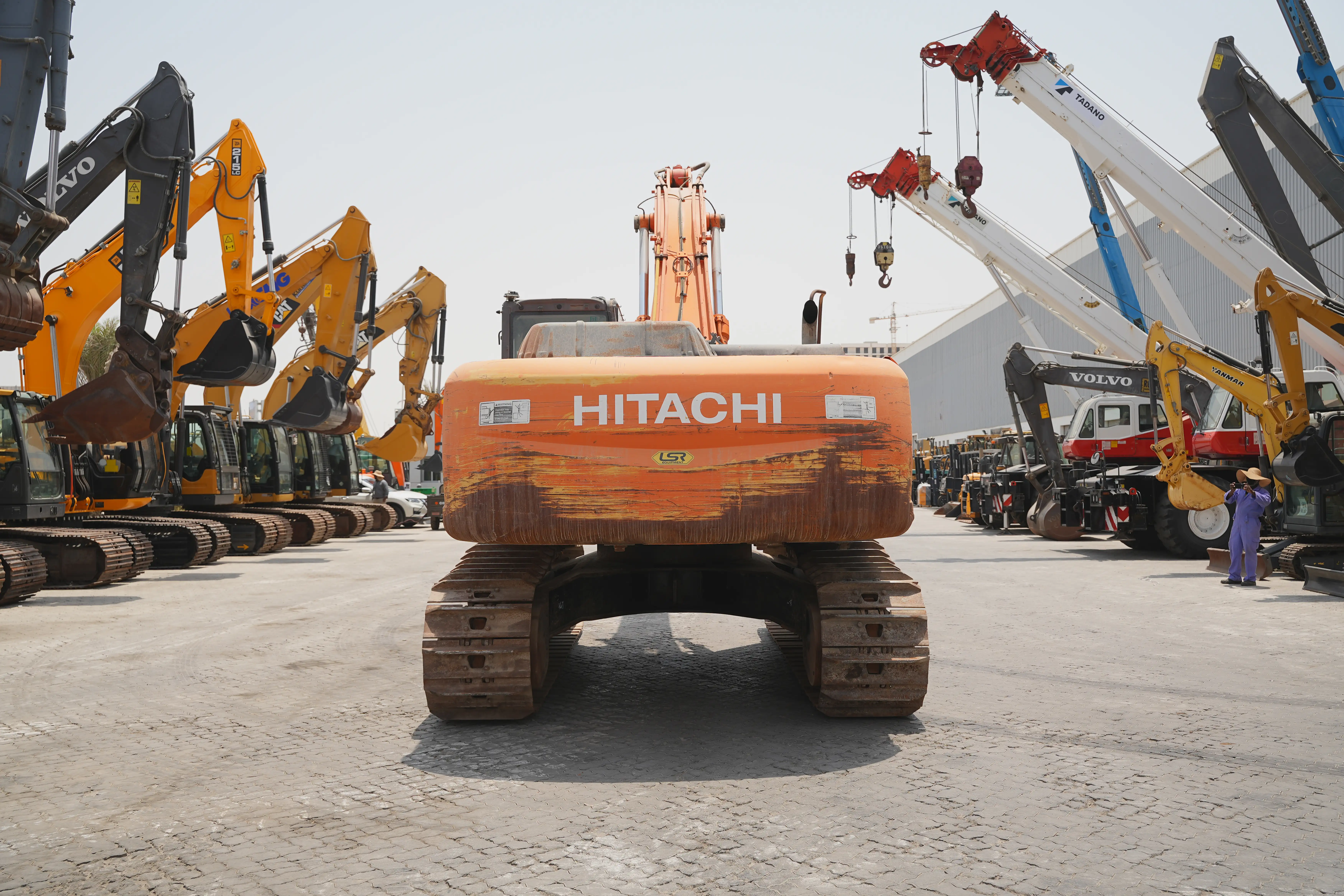 Product-Hitachi-ZX350LC-3-medium-excavator-exterior