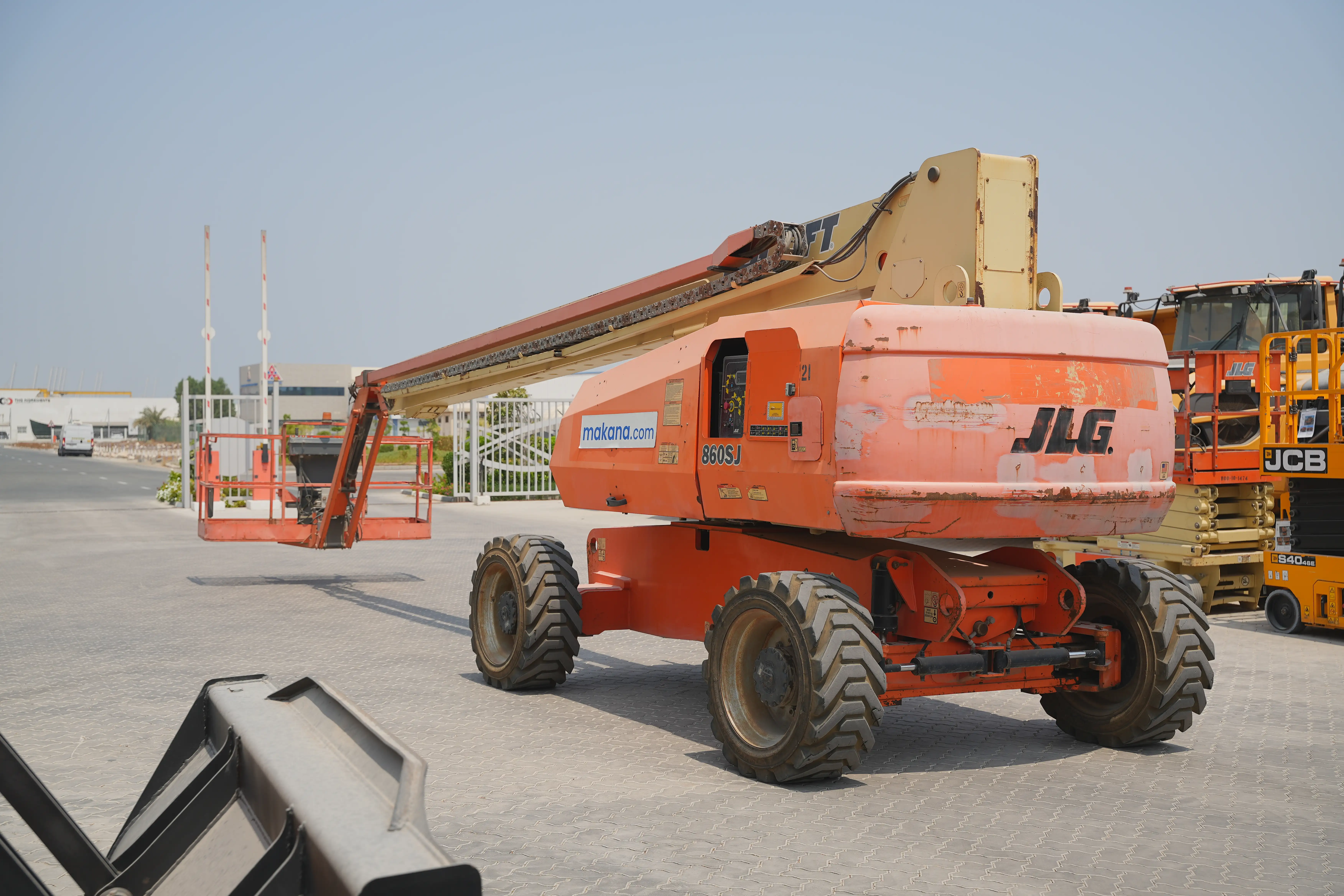Product-رافعة-ذراع-تلسكوبية-ديزل-جي-إل-جي-860SJ-exterior