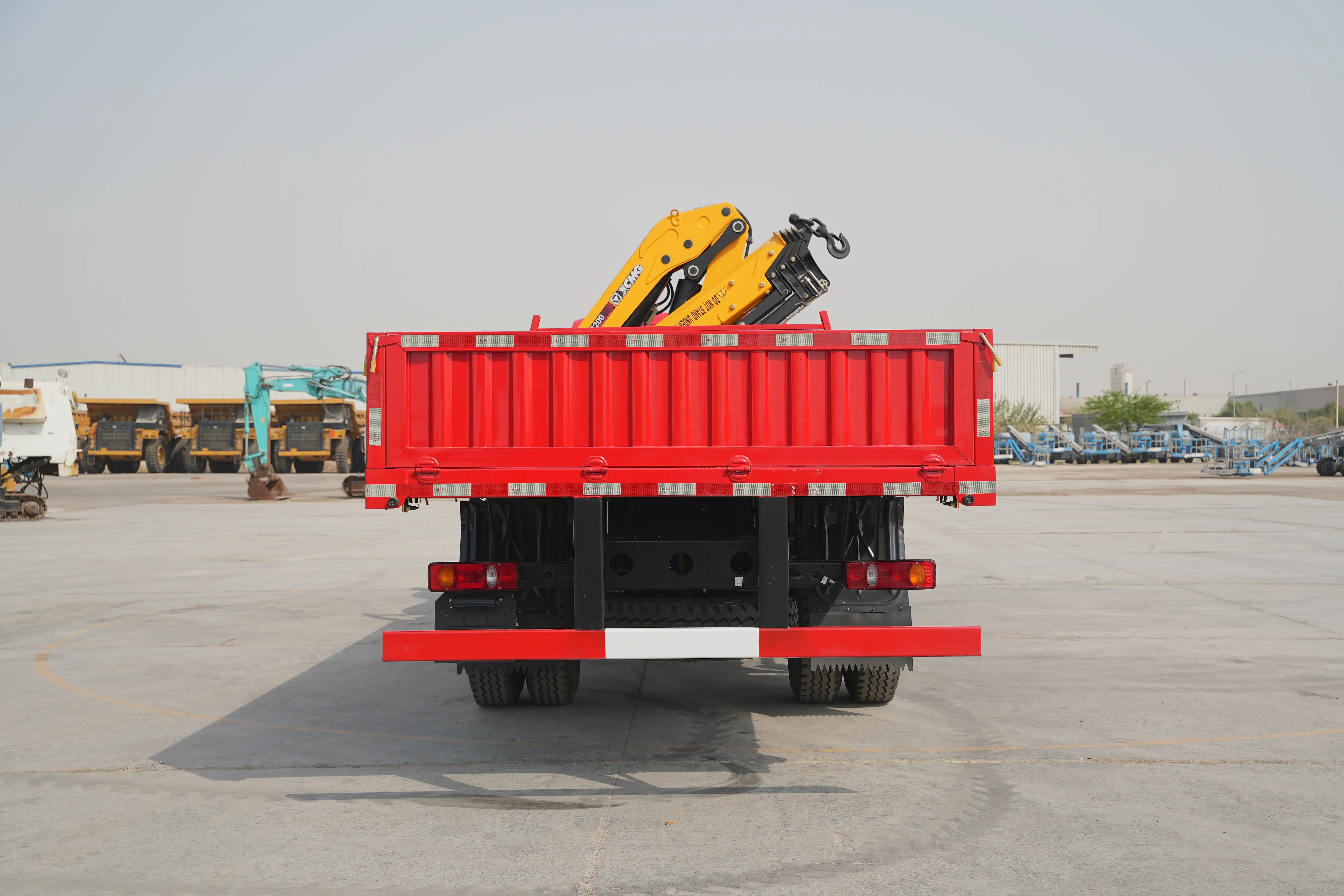 Product-XCMG-SQZ200-boom-crane-on-Dongfeng-4x2-truck-exterior