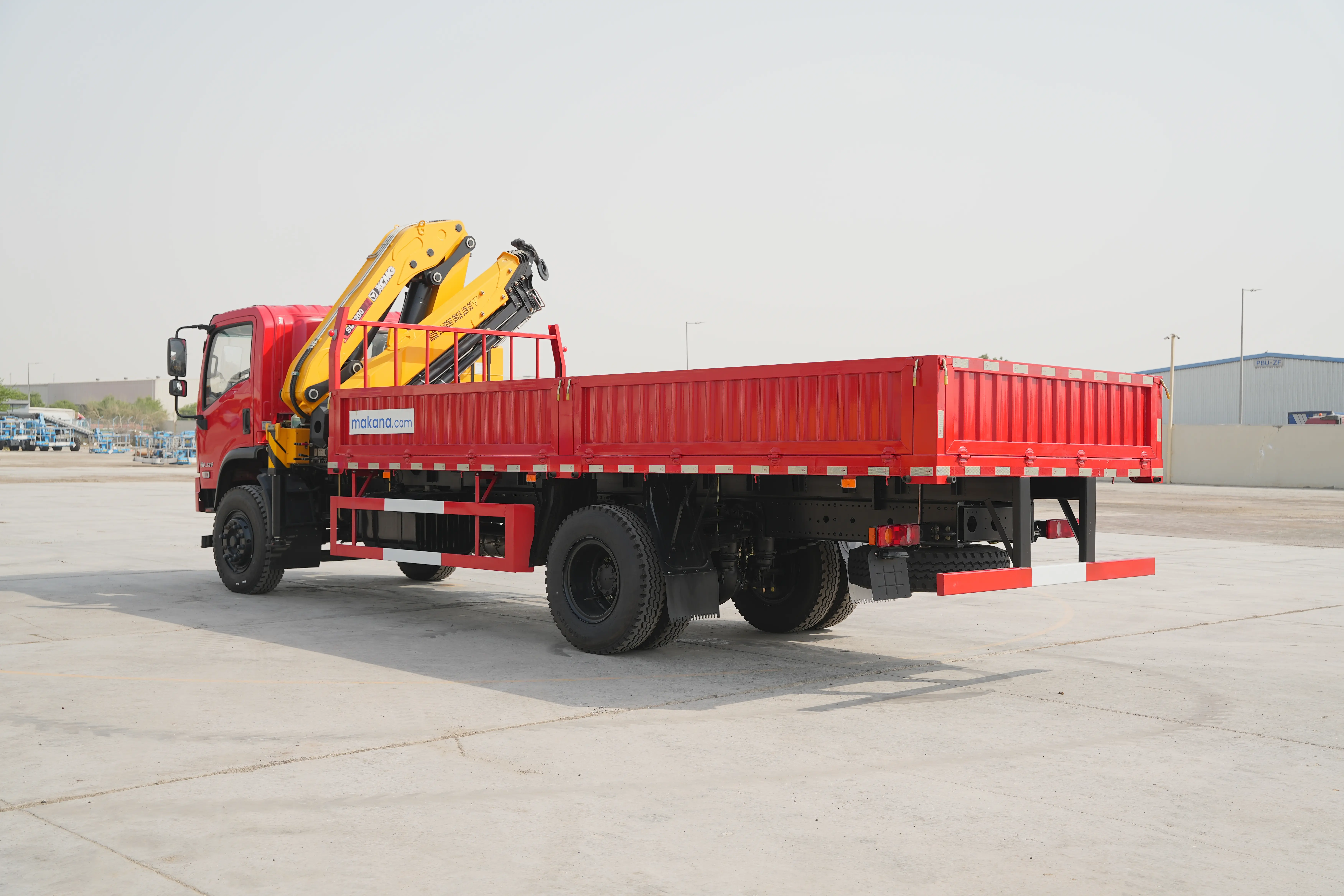 Product-XCMG-SQZ200-boom-crane-on-Dongfeng-4x2-truck-exterior