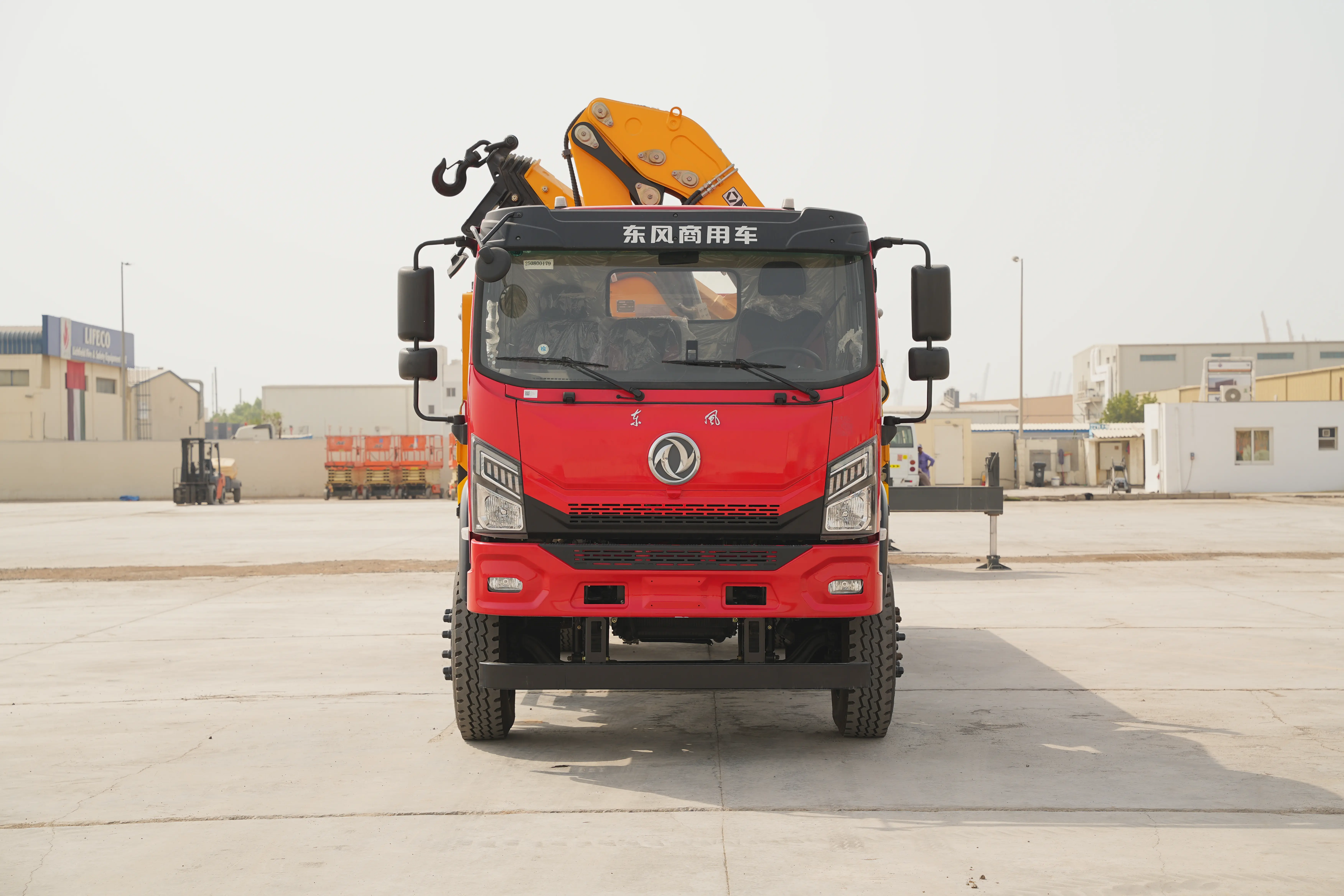 Product-XCMG-SQZ200-boom-crane-on-Dongfeng-4x2-truck-exterior
