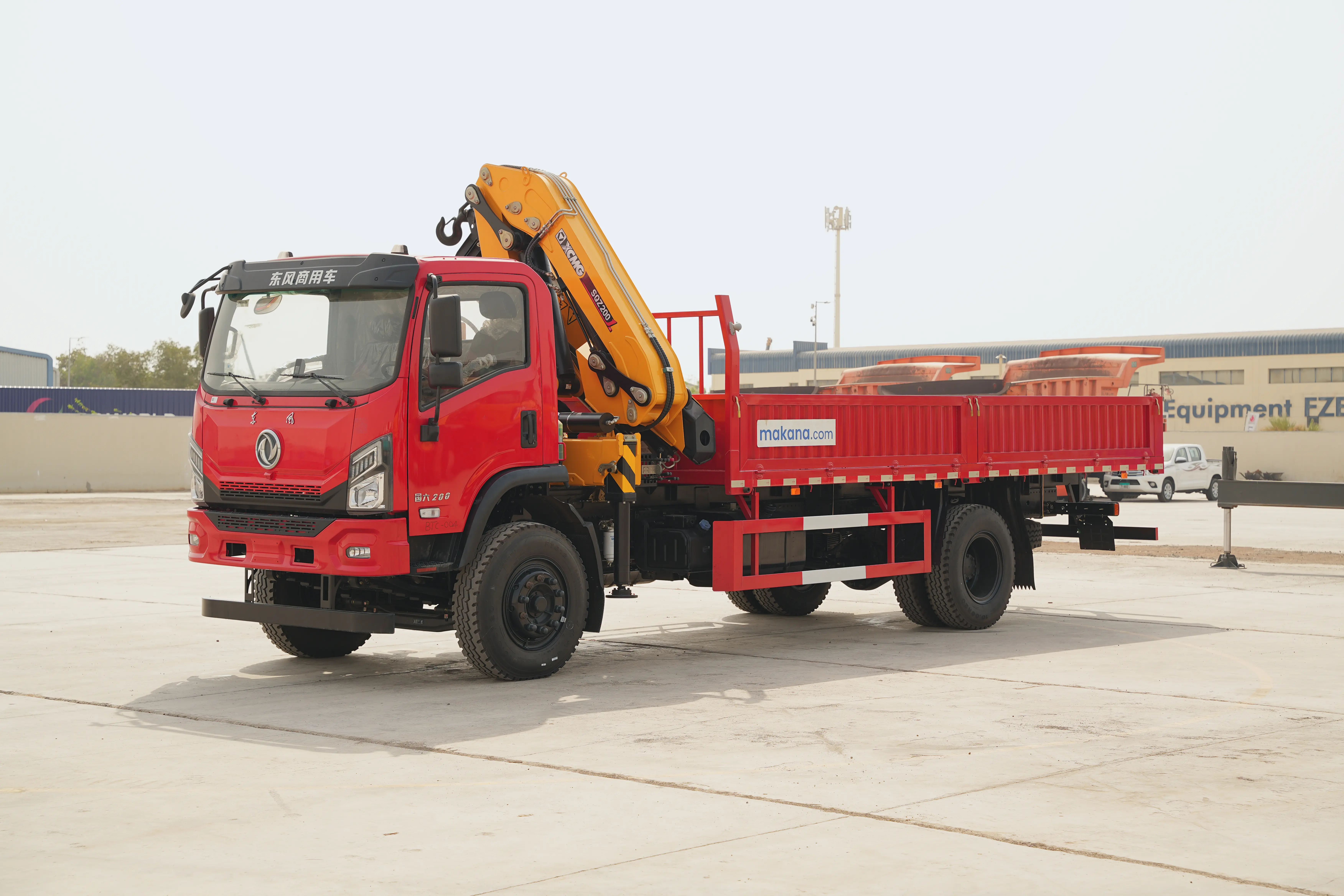 Product-XCMG-SQZ200-boom-crane-on-Dongfeng-4x2-truck-exterior