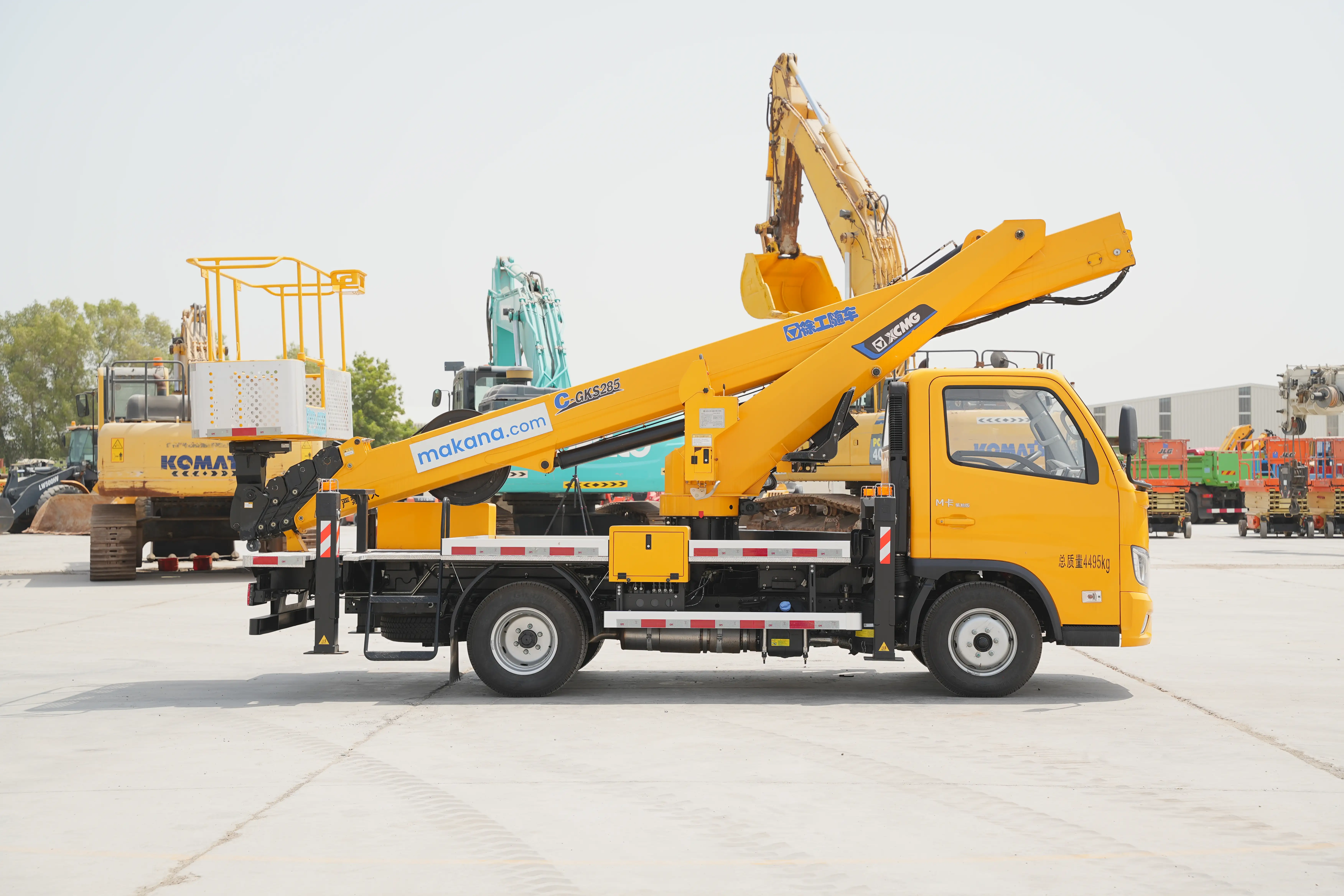 Product-XCMG-GKS285-boom-lift-on-Foton-4x2-flatbed-truck-exterior