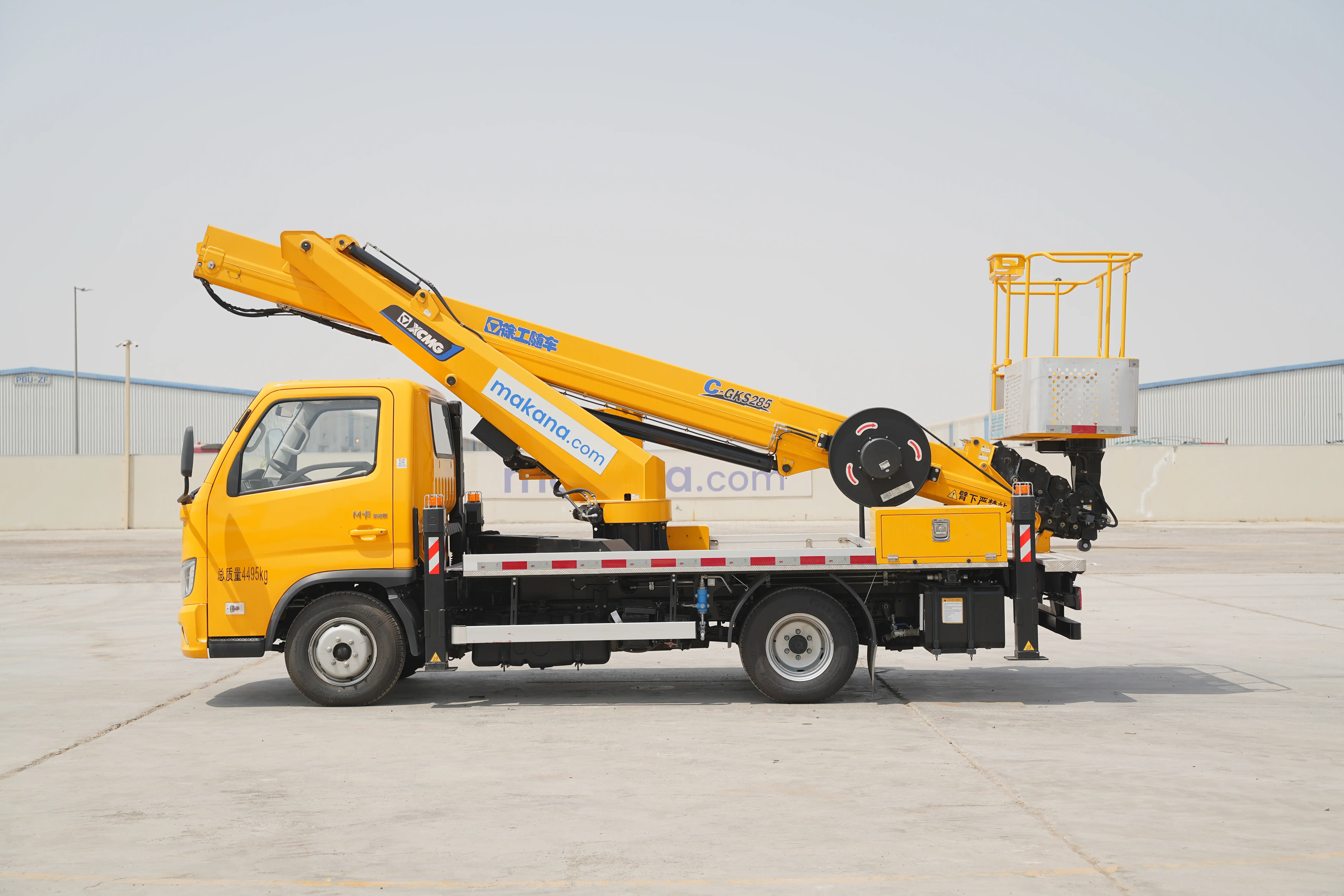 Product-XCMG-GKS285-boom-lift-on-Foton-4x2-flatbed-truck-exterior