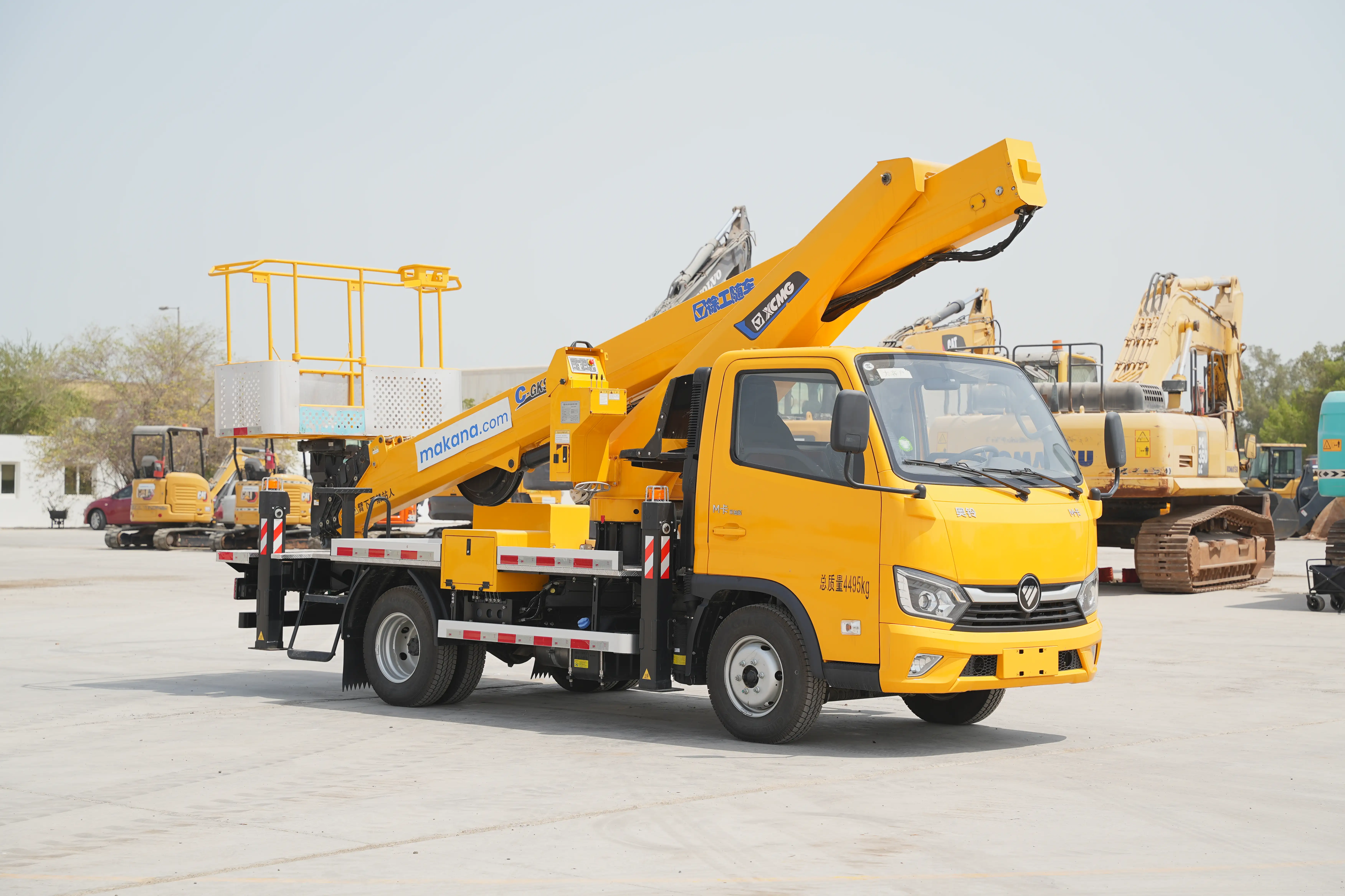 Product-XCMG-GKS285-boom-lift-on-Foton-4x2-flatbed-truck-exterior