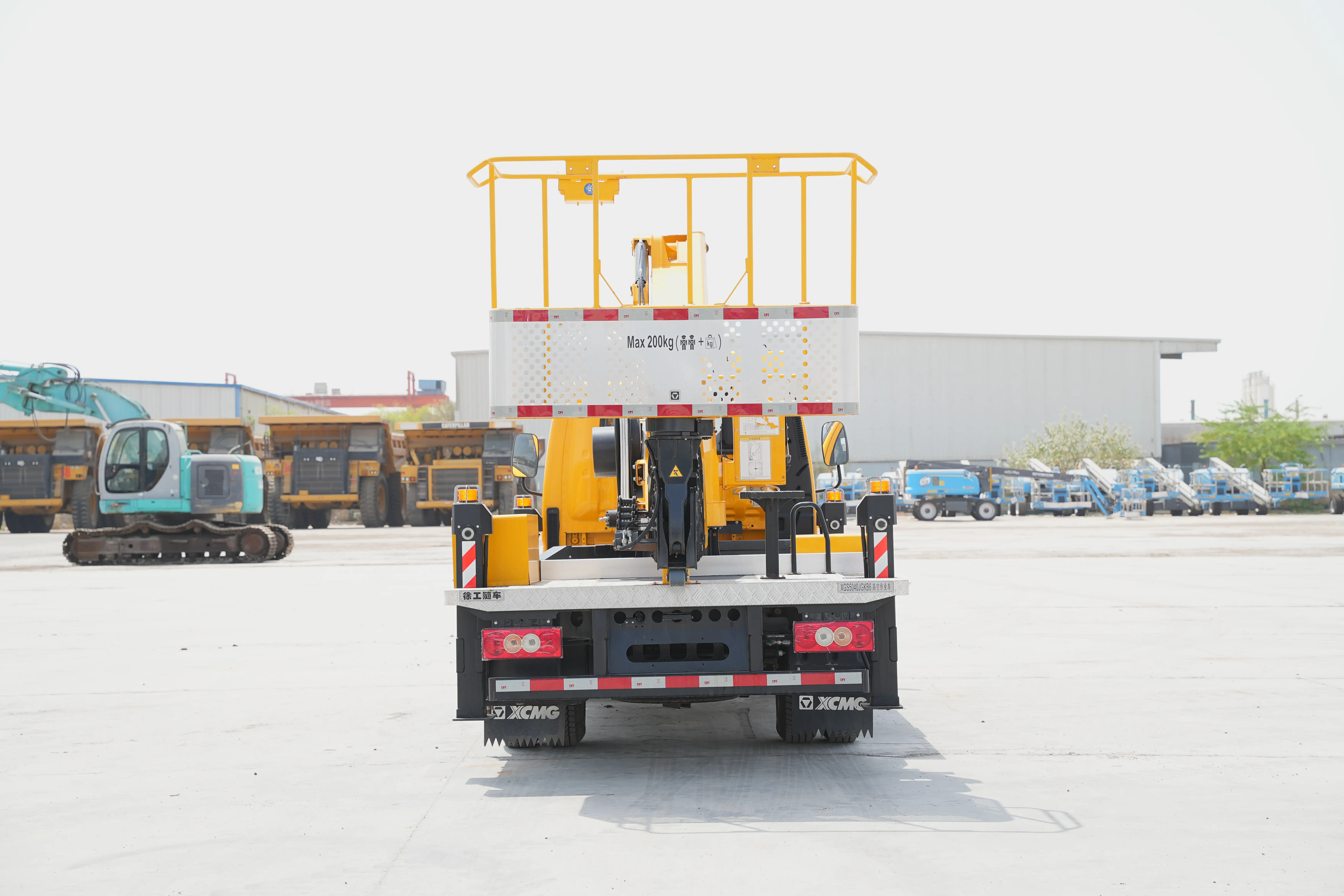 Product-XCMG-GKS285-boom-lift-on-Foton-4x2-flatbed-truck-exterior
