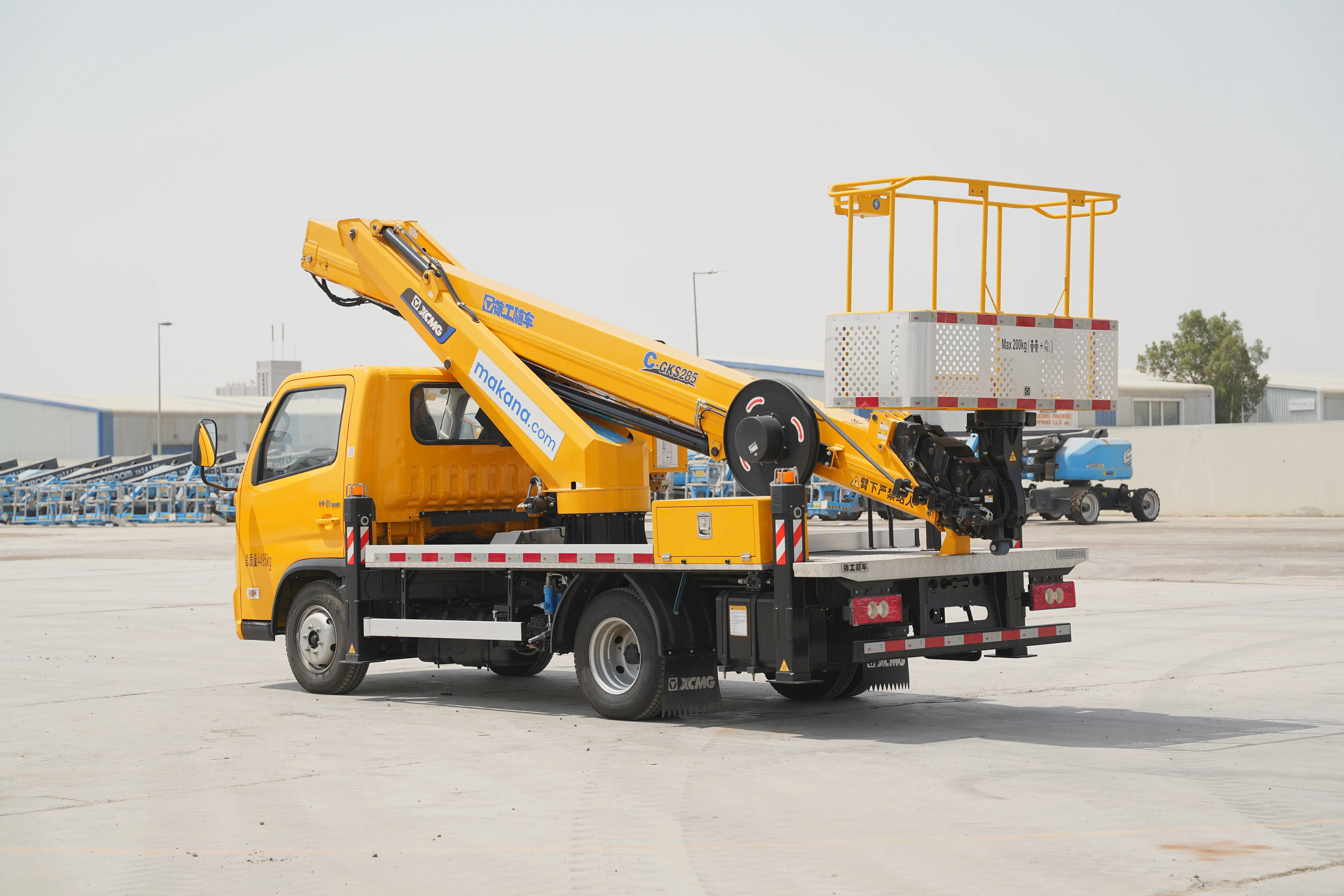 Product-XCMG-GKS285-boom-lift-on-Foton-4x2-flatbed-truck-exterior