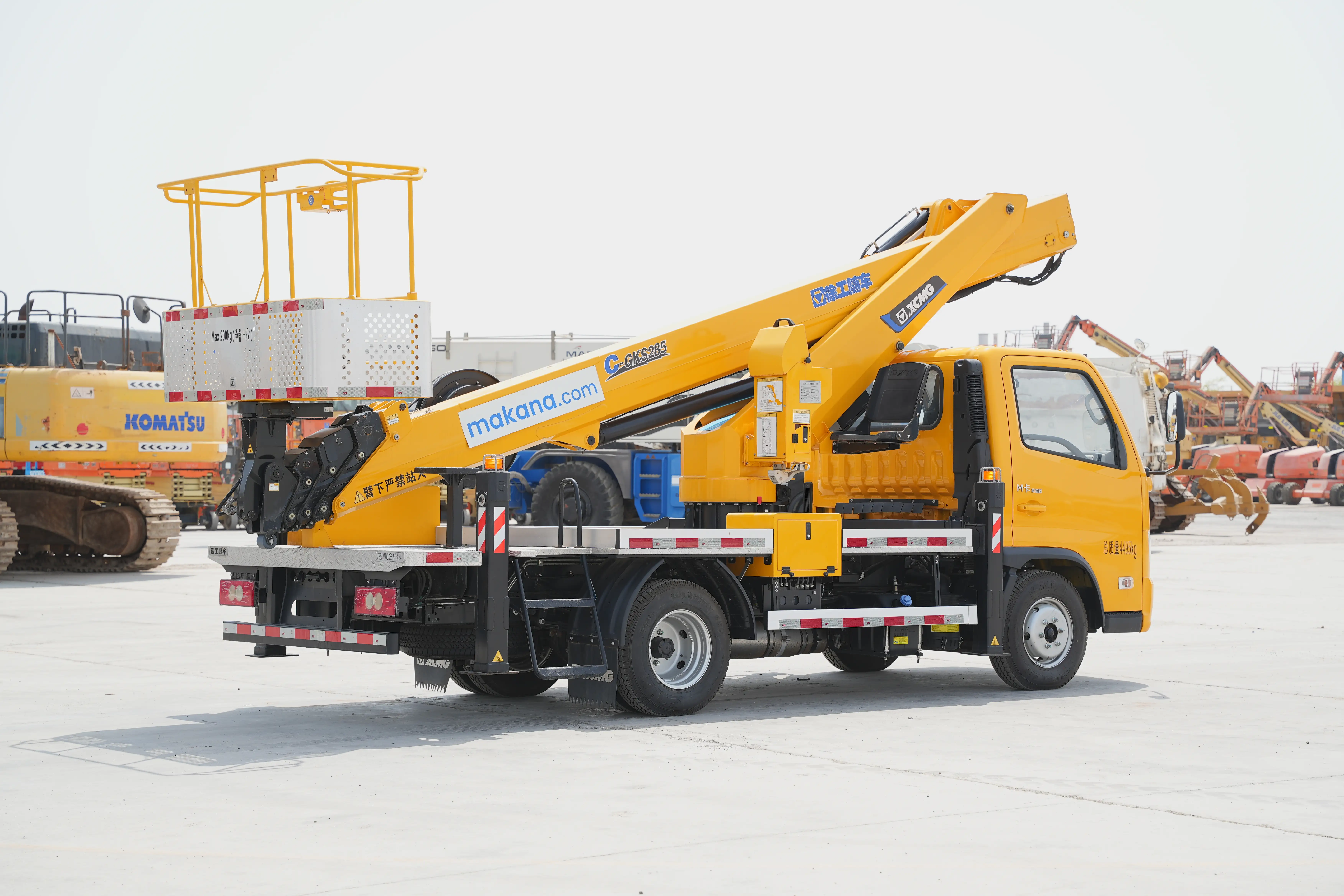 Product-XCMG-GKS285-boom-lift-on-Foton-4x2-flatbed-truck-exterior