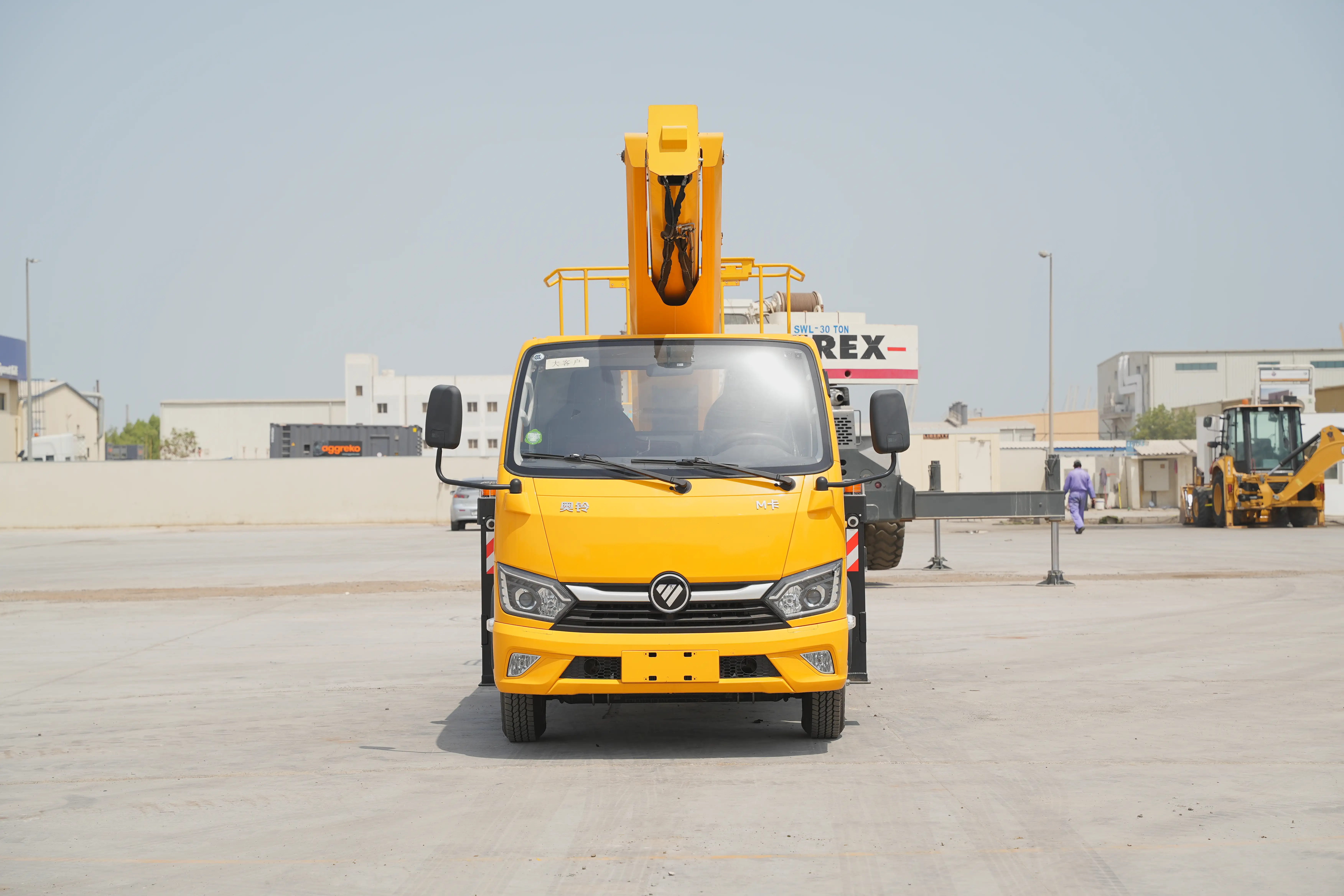 Product-XCMG-GKS285-boom-lift-on-Foton-4x2-flatbed-truck-exterior
