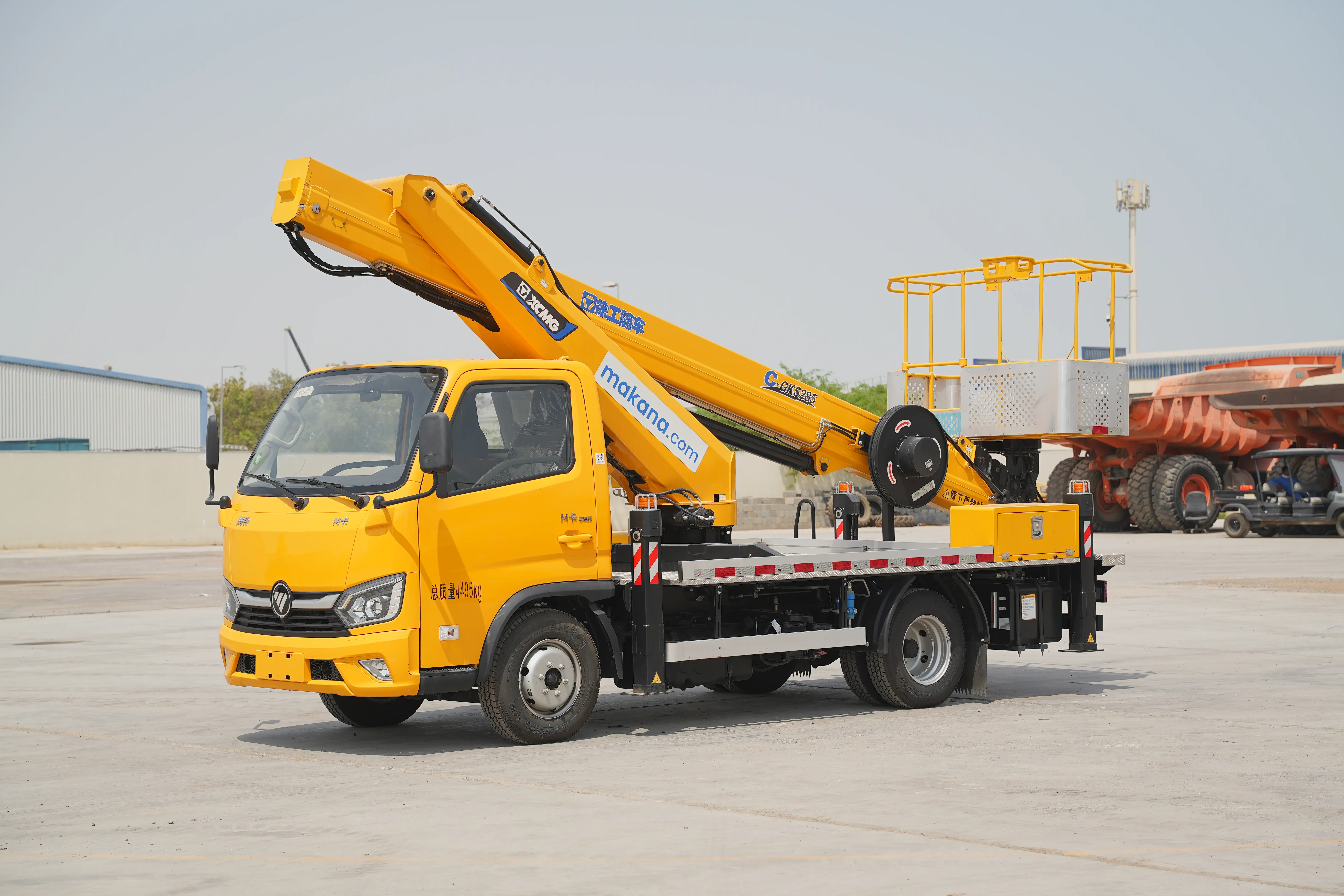 Product-XCMG-GKS285-boom-lift-on-Foton-4x2-flatbed-truck-exterior