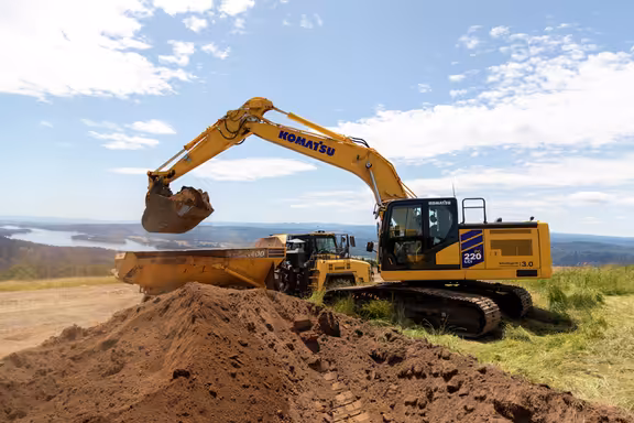 What’s New in 2025 Komatsu PC220LC-12 and PC220LCi-12