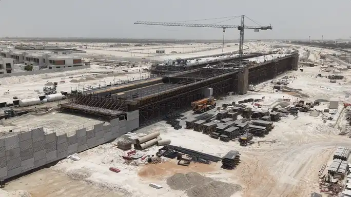 ما المعدات الثقيلة اللازمة لمشروع طريق الجزر الوسطية في أبوظبي؟