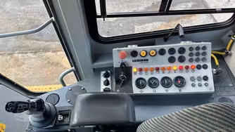 Generation-Liebherr LR622 Crawler loaders-interior