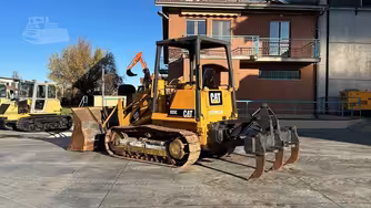 Generation-Cat 935 Crawler loaders-exterior
