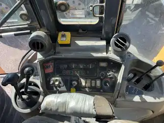 Generation-لوادر-بحفار-خلفي-جون-دير-315-interior