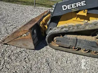 Generation-لوادر-انزلاقية-بجنزير-جون-دير-317G-attachments