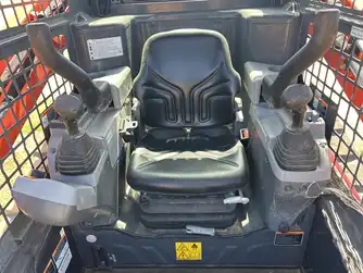 Generation-لوادر-انزلاقية-بجنزير-كوبوتا-SVL65-interior