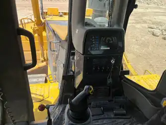 Generation-Komatsu D275A Crawler dozers-interior