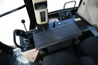Generation-Cat 973 Crawler loaders-interior