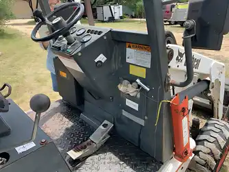 Generation-Bobcat B100 Backhoe loaders-interior
