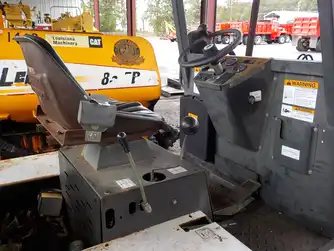 Generation-Bobcat B250 Backhoe loaders-interior